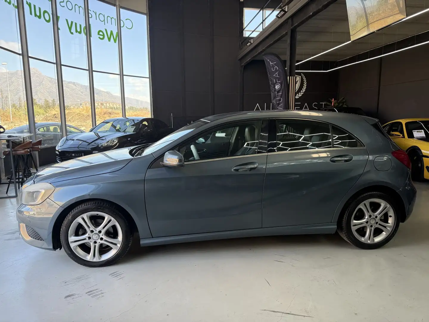 Mercedes-Benz A 180 BlueEFFICIENCY Edition Gris - 2
