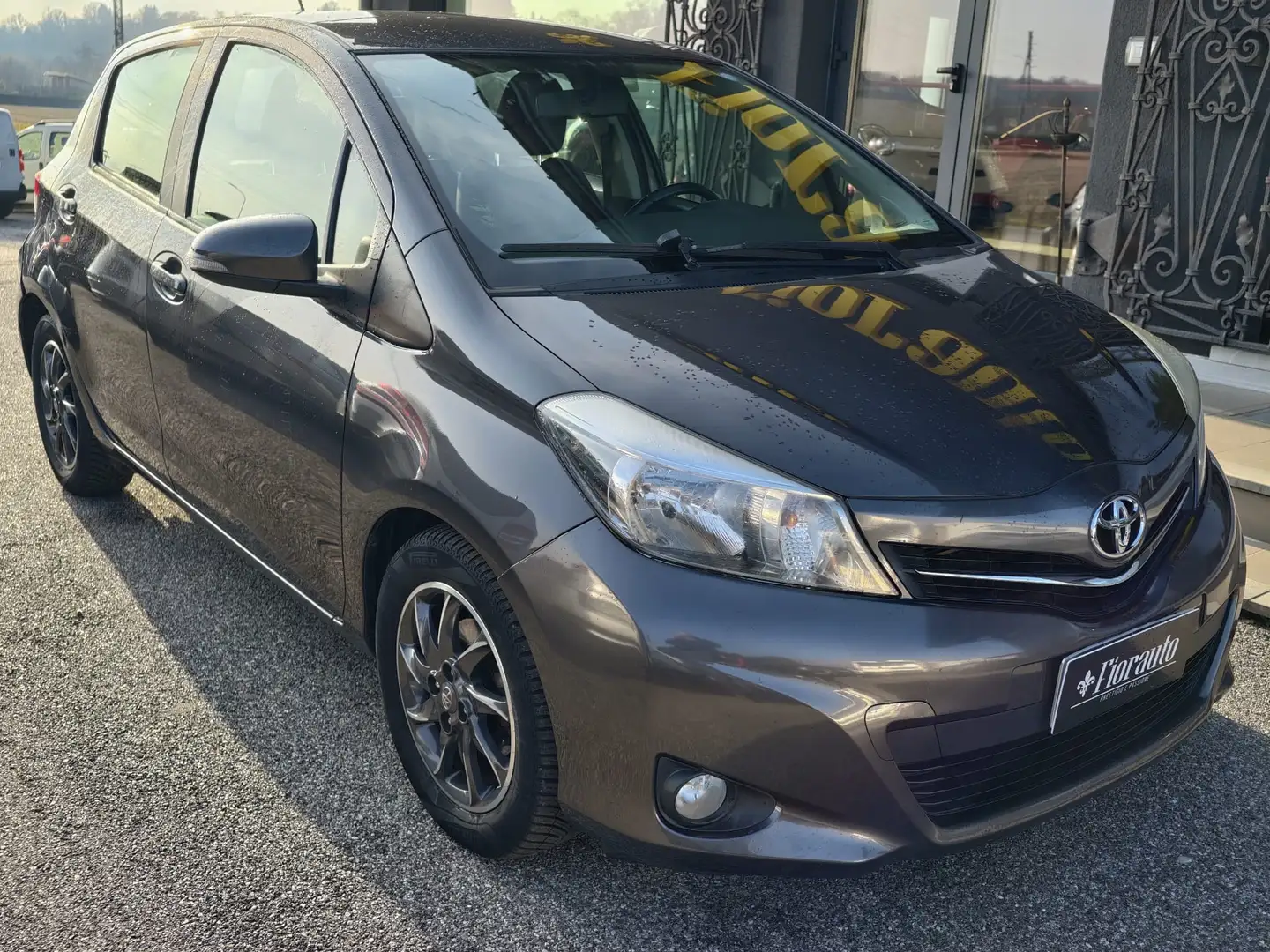 Toyota Yaris 5p 1.4 d-4d Lounge 90cv Grigio - 2