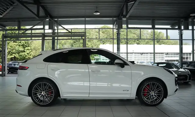 Porsche Cayenne GTS view 7
