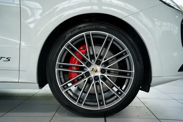 Porsche Cayenne GTS view 8