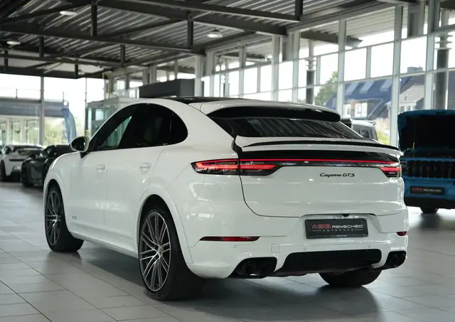 Porsche Cayenne GTS view 11