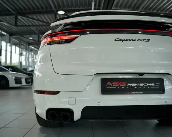 Porsche Cayenne GTS view 15