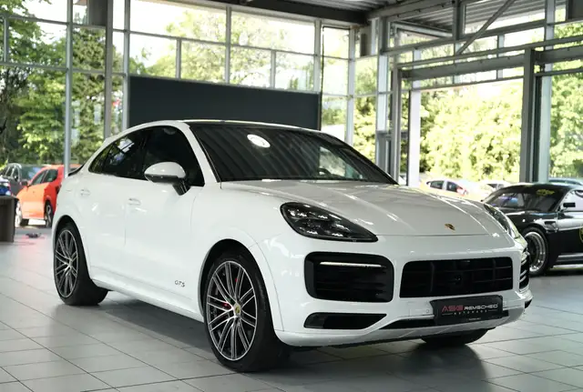 Porsche Cayenne GTS view 6