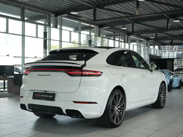 Porsche Cayenne GTS view 9