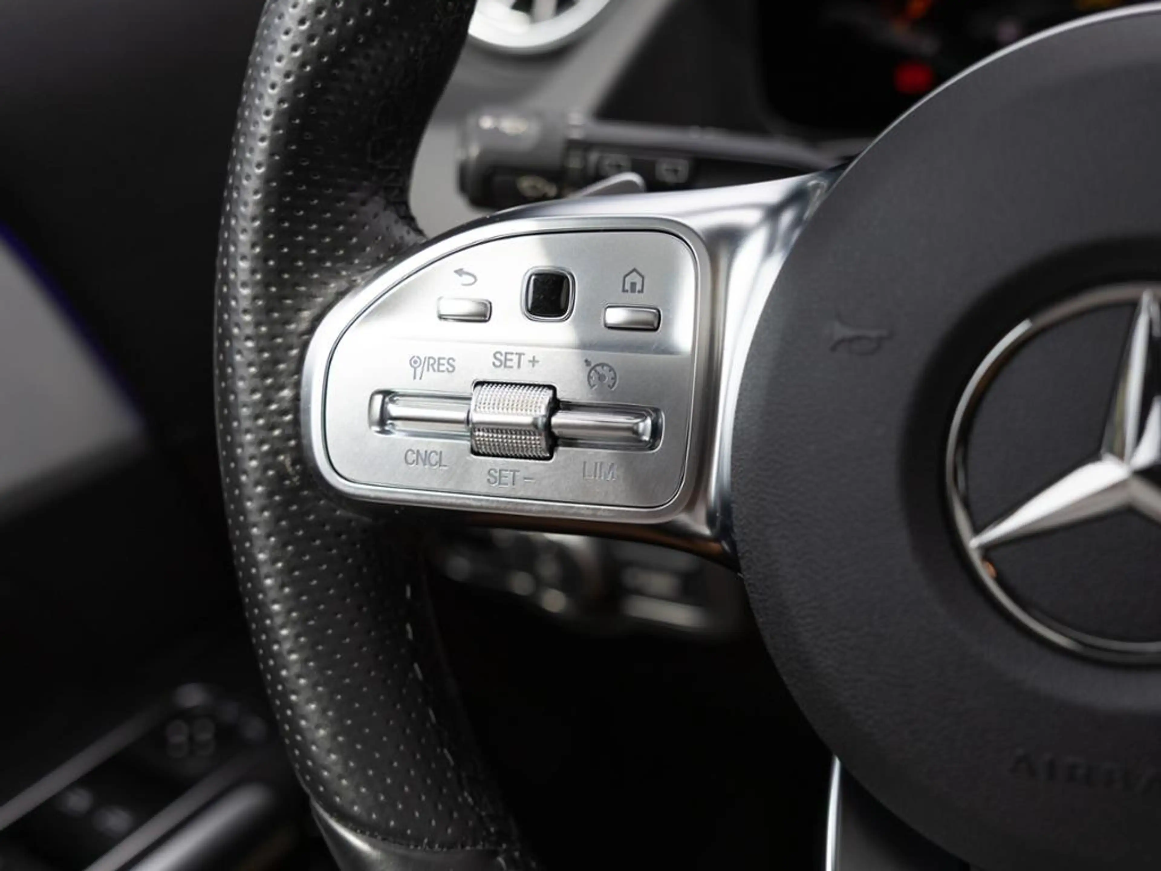 Mercedes-Benz GLA 220 d AMG NIGHT MULTI 360 AHK KAMERA PANO — photo 12