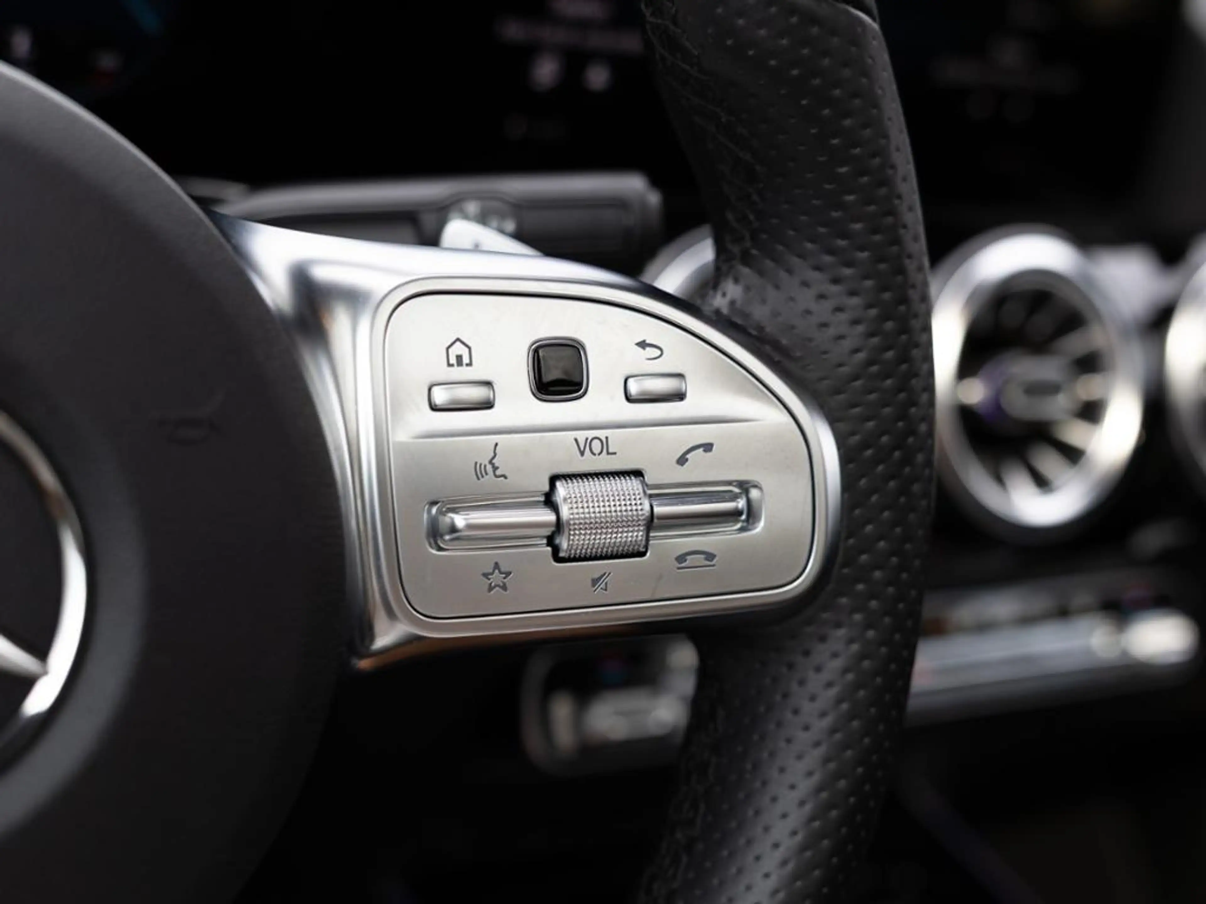Mercedes-Benz GLA 220 d AMG NIGHT MULTI 360 AHK KAMERA PANO — photo 13
