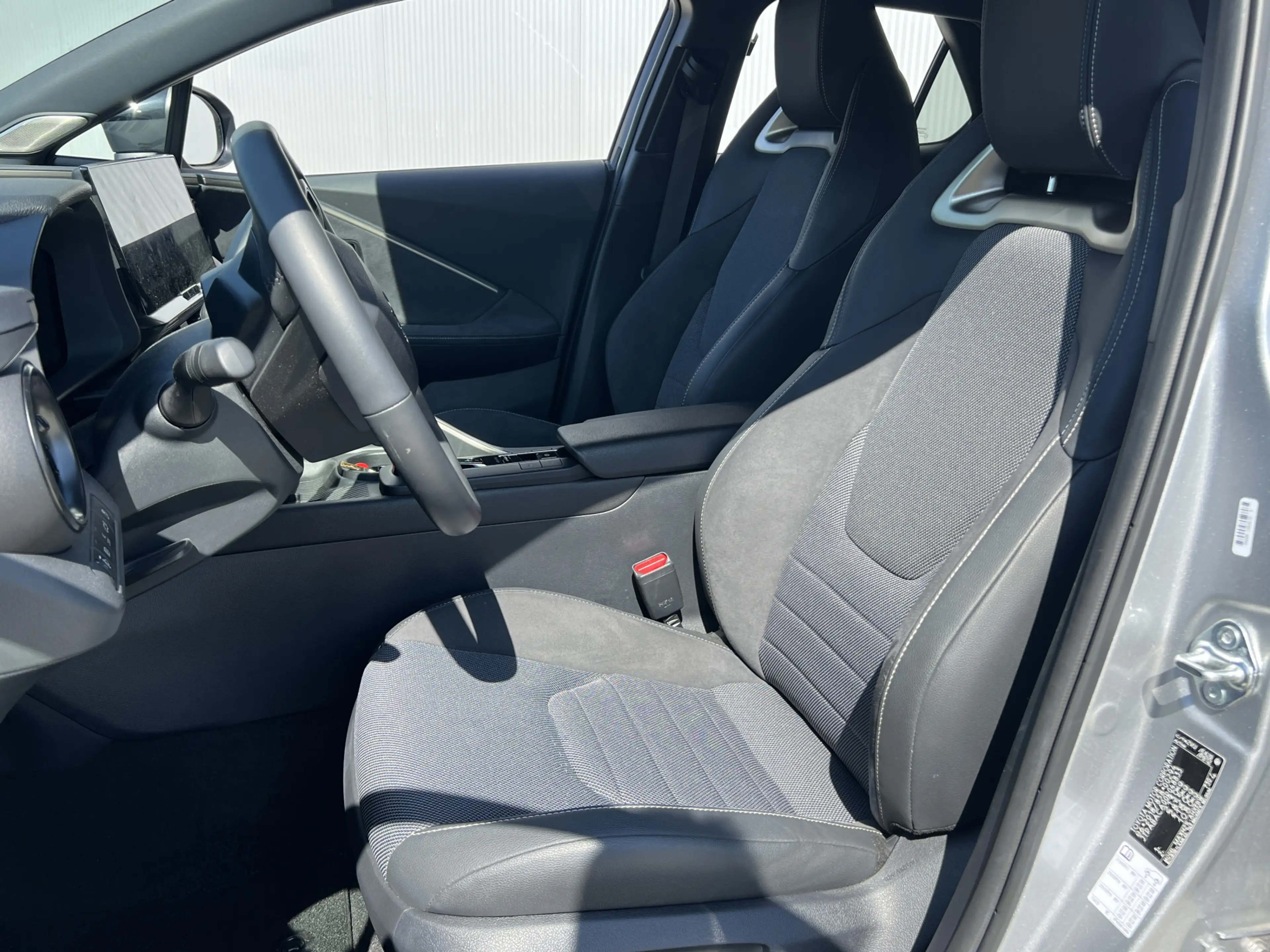 Toyota C-HR 2.0 Plug-in Hybrid 220 Executive | Voorstoelen ver — photo 2