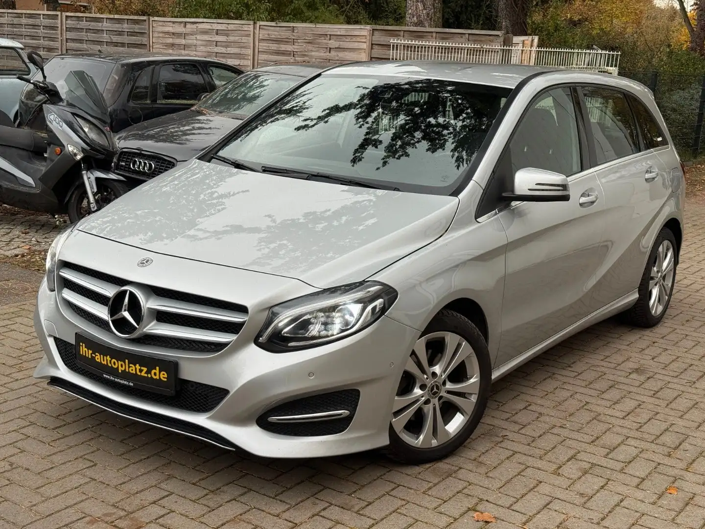 Mercedes-Benz B 200 Urban Style Edition LED, Navi Silber - 2
