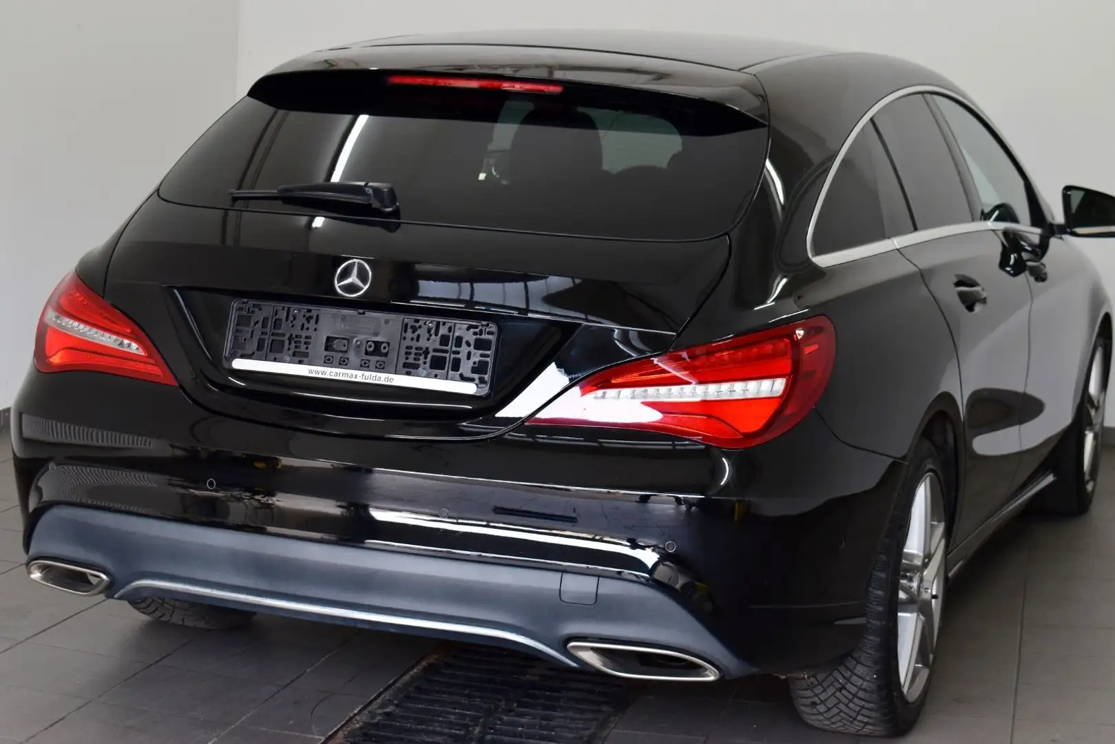 Mercedes-Benz CLA 180 Urban Leder,Navi,LED,8fach bereift! Schwarz - 2
