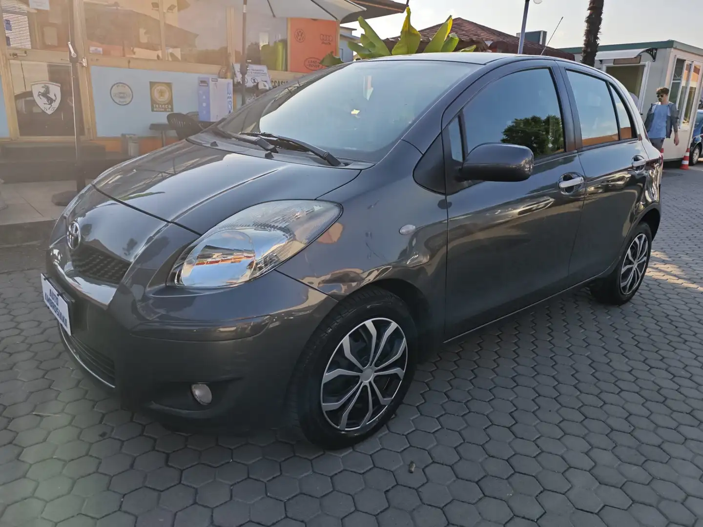 Toyota Yaris Yaris 5p 1.3 dual Sol Plateado - 1