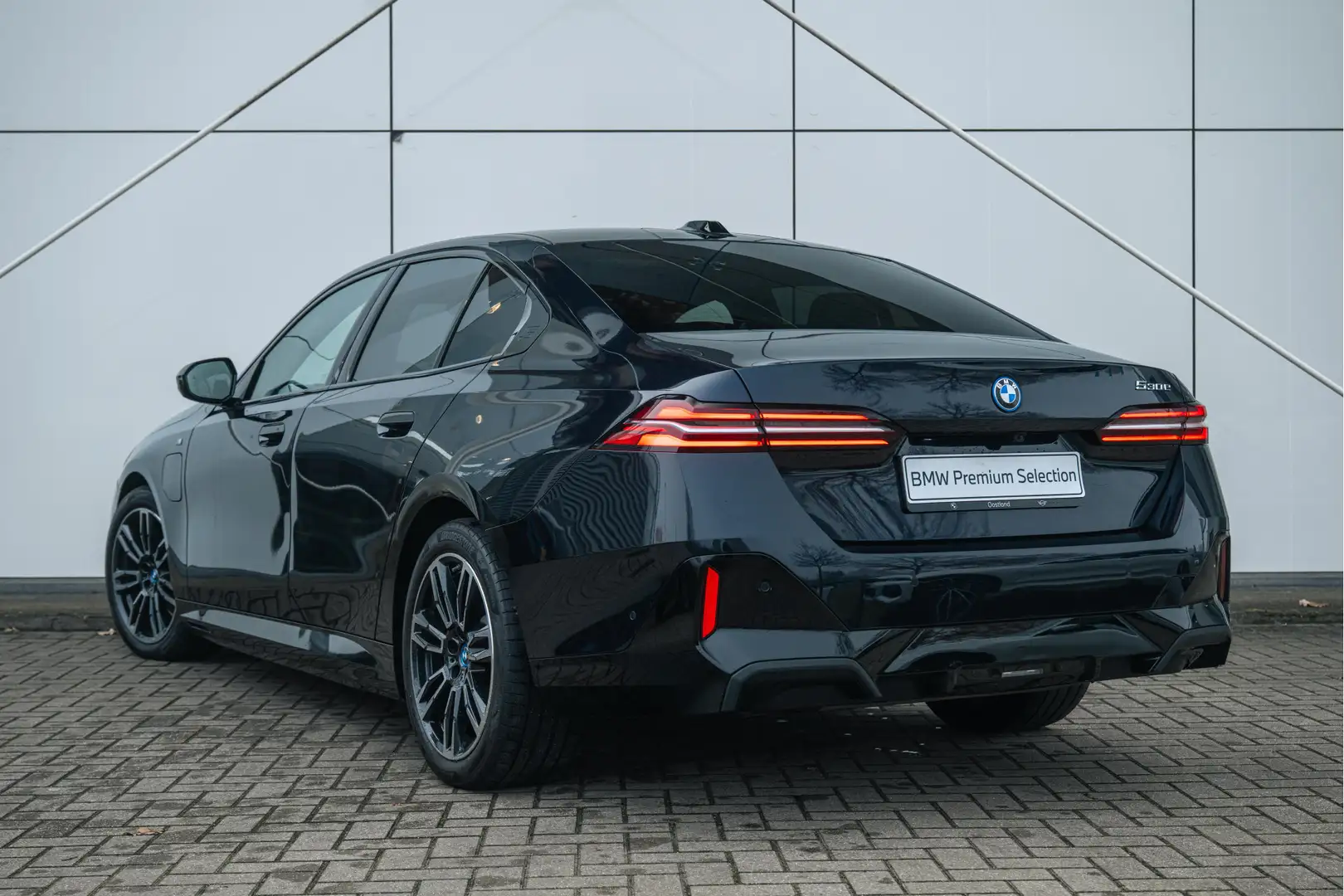 BMW 530 5 Serie 530e M Sport Automaat / Panoramdak / Trekh Noir - 2