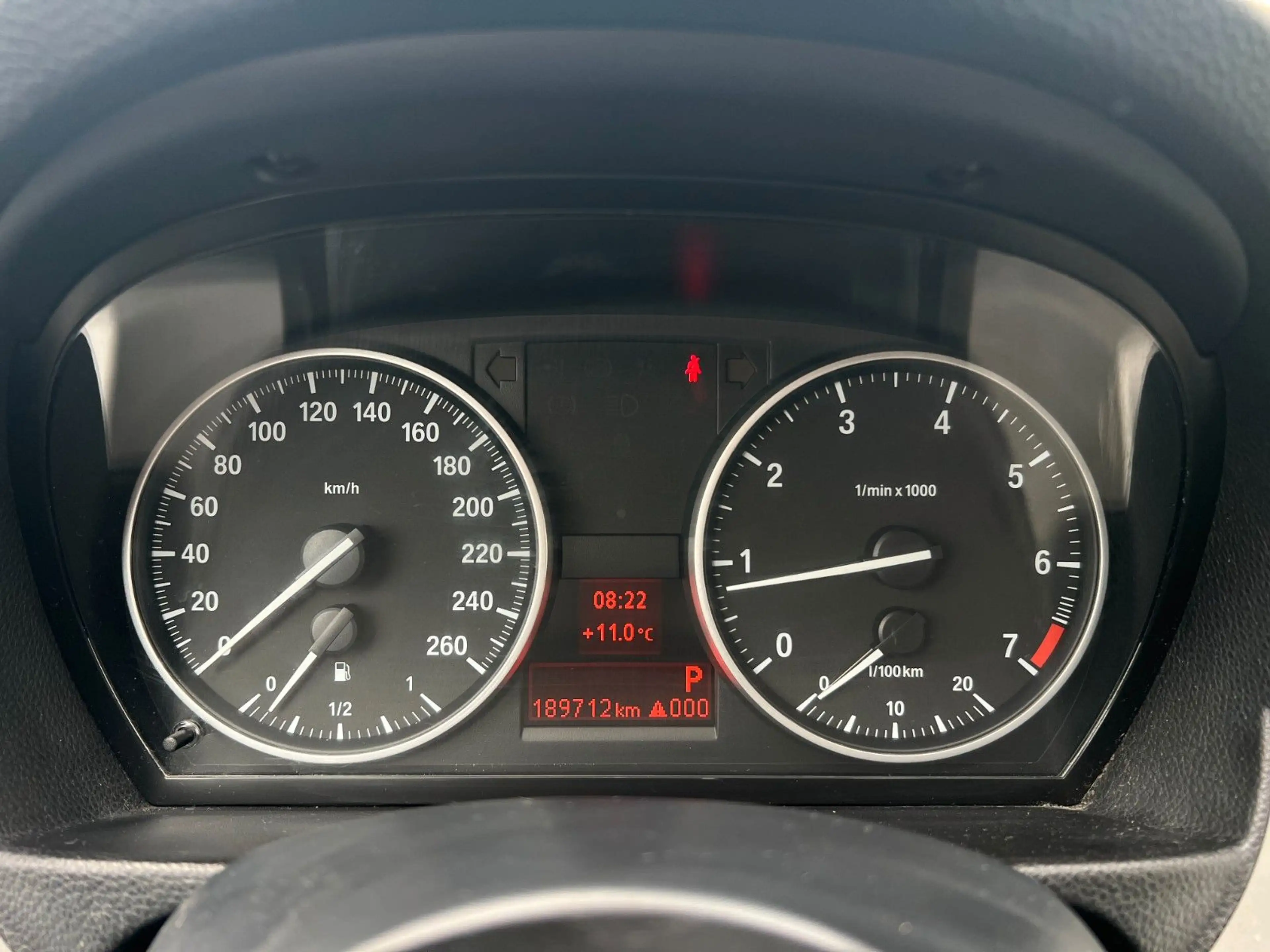 BMW 318 i Lim. Edition Sport Aut. *NAVI*SHZ*PDC*AHK* — photo 9