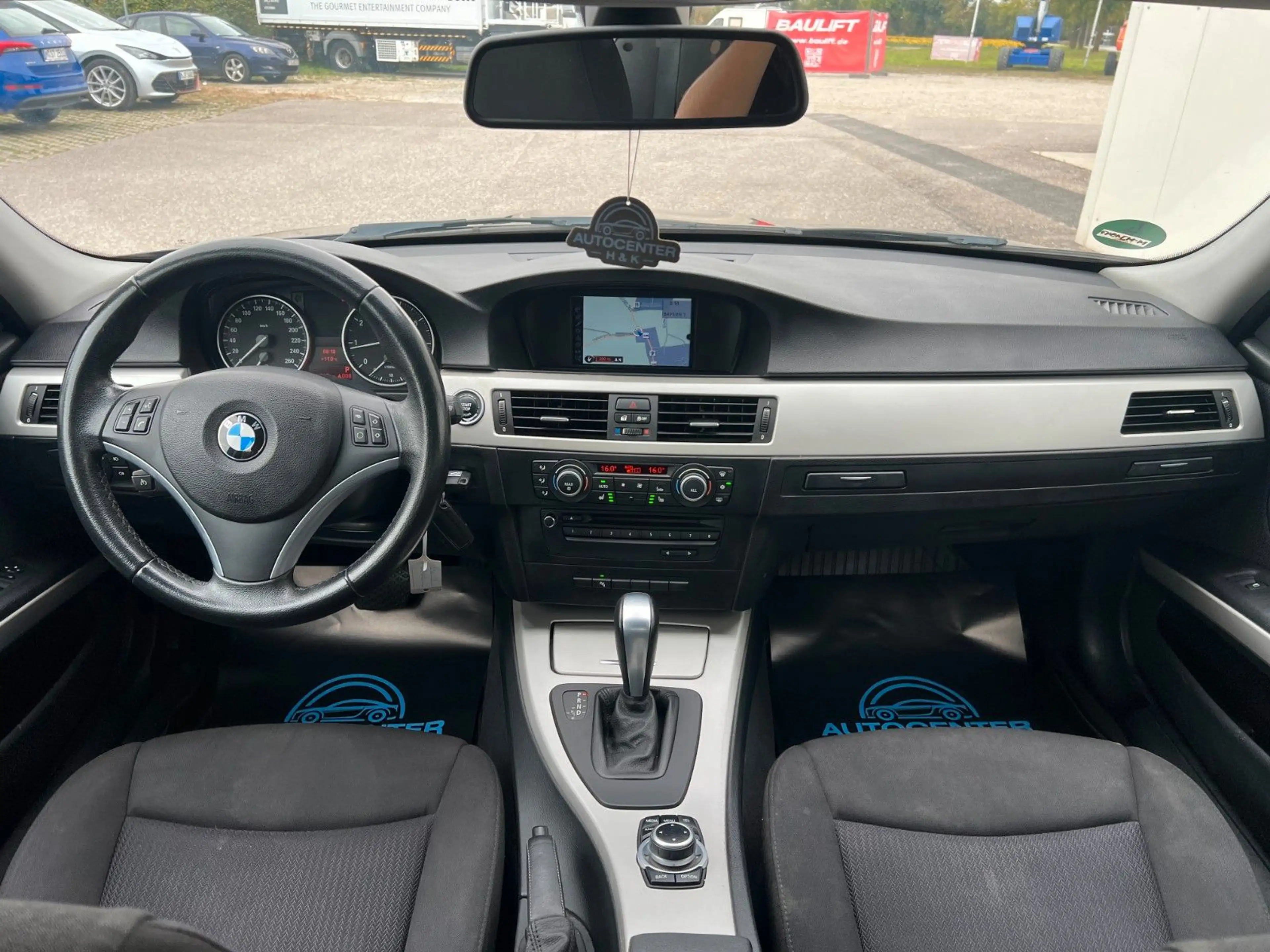 BMW 318 i Lim. Edition Sport Aut. *NAVI*SHZ*PDC*AHK* — photo 10