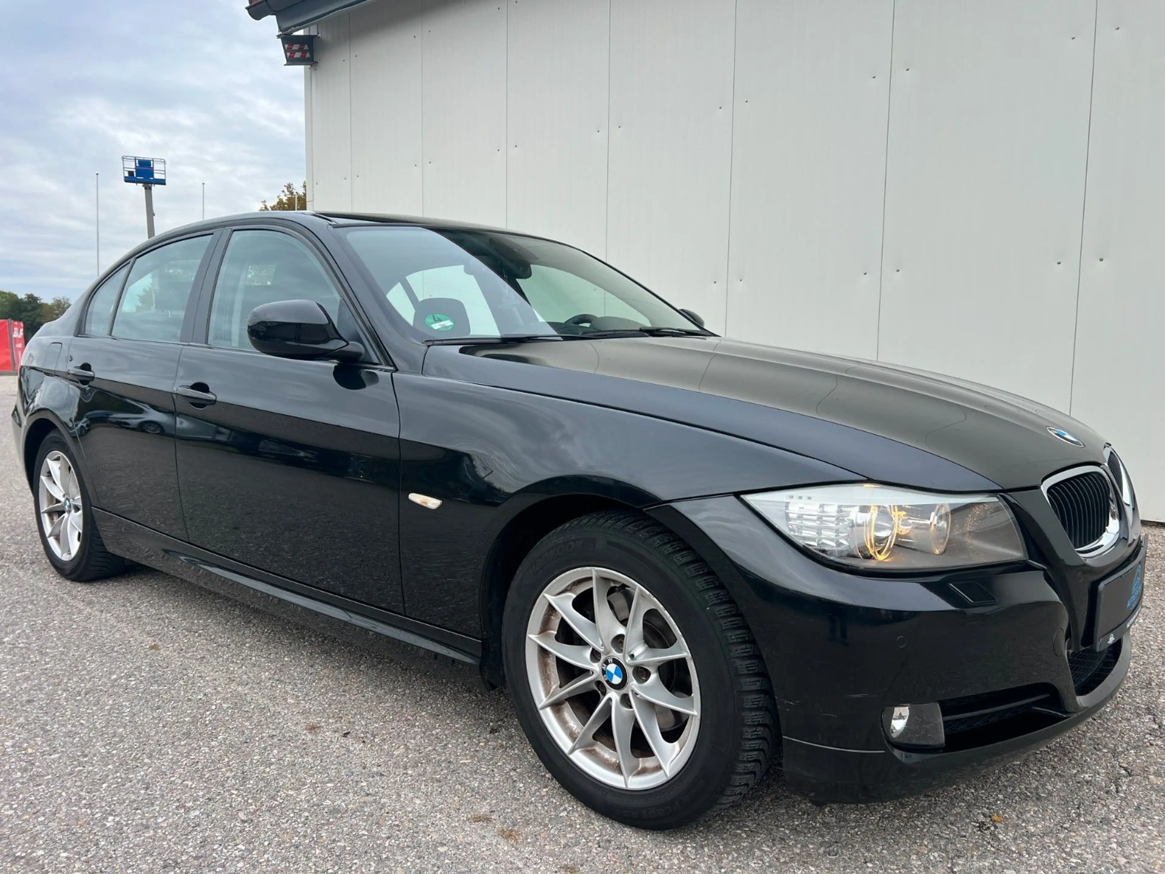 BMW 318 i Lim. Edition Sport Aut. *NAVI*SHZ*PDC*AHK* — photo 2