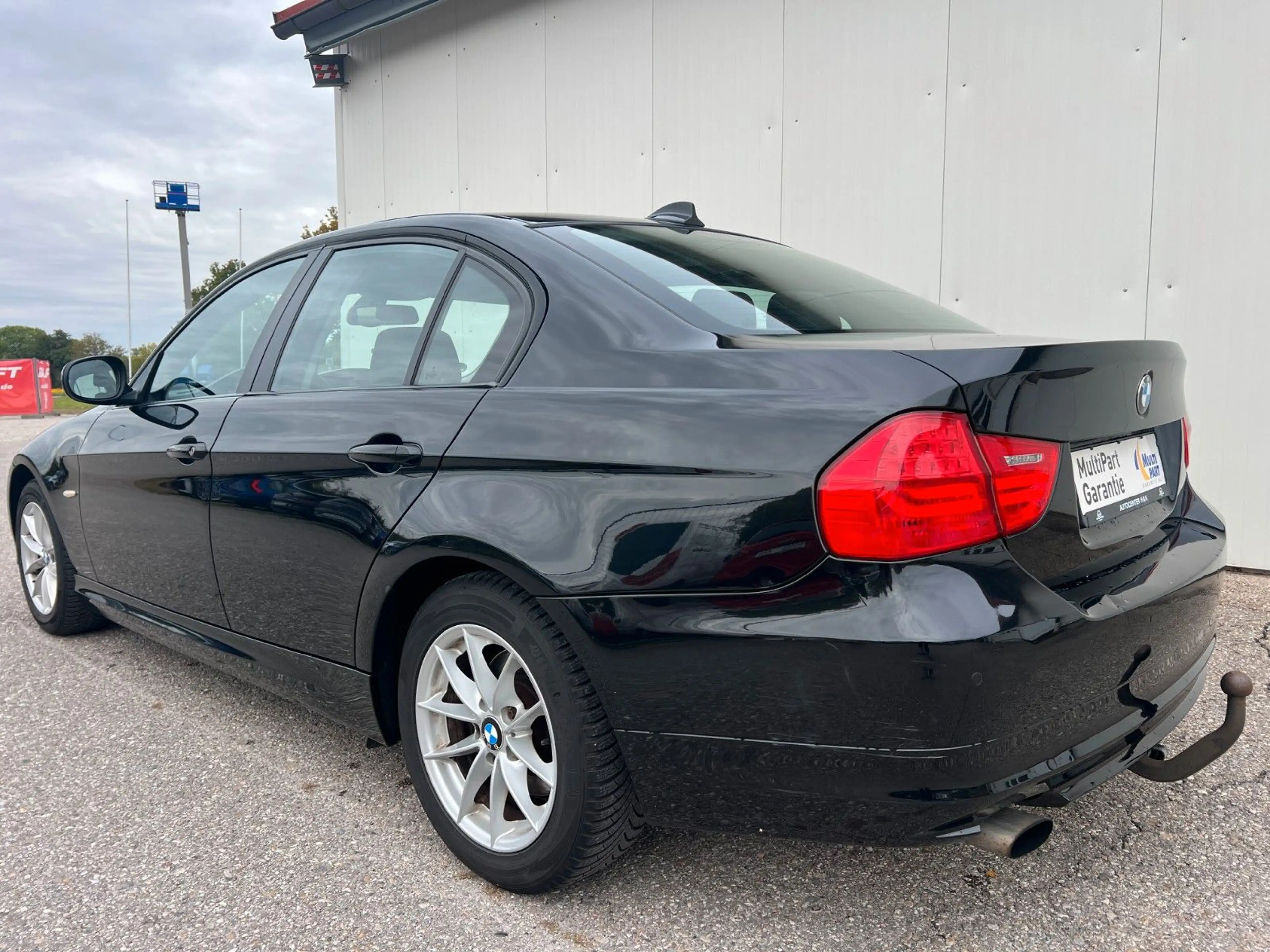 BMW 318 i Lim. Edition Sport Aut. *NAVI*SHZ*PDC*AHK* — photo 5