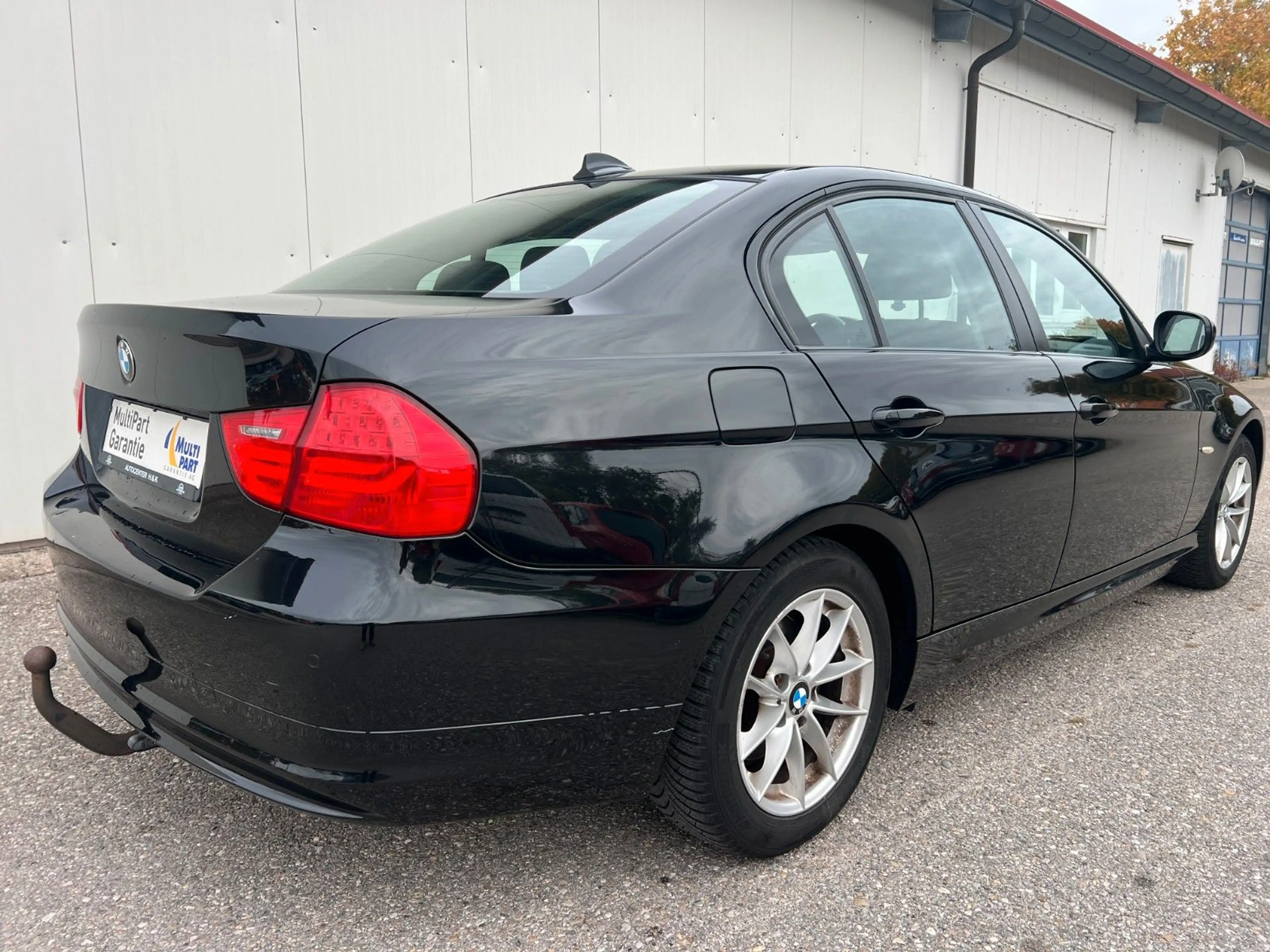 BMW 318 i Lim. Edition Sport Aut. *NAVI*SHZ*PDC*AHK* — photo 8