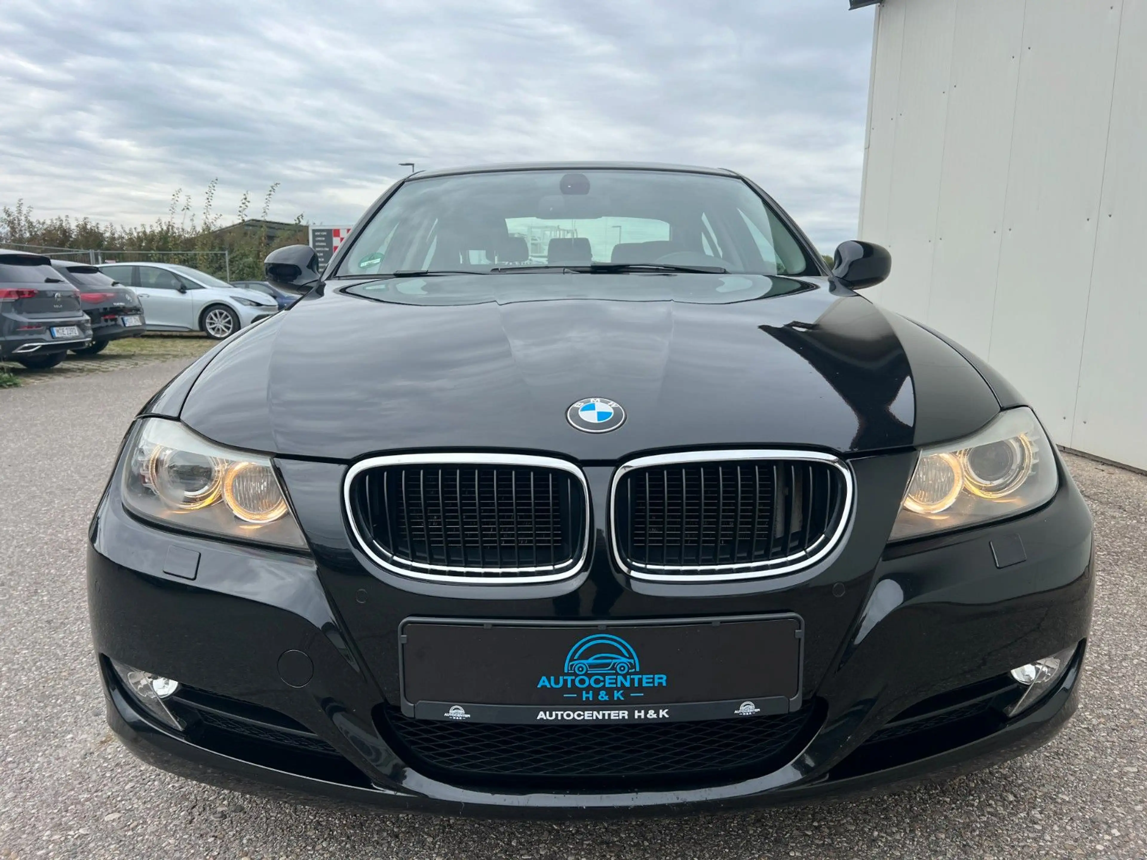 BMW 318 i Lim. Edition Sport Aut. *NAVI*SHZ*PDC*AHK* — photo 3