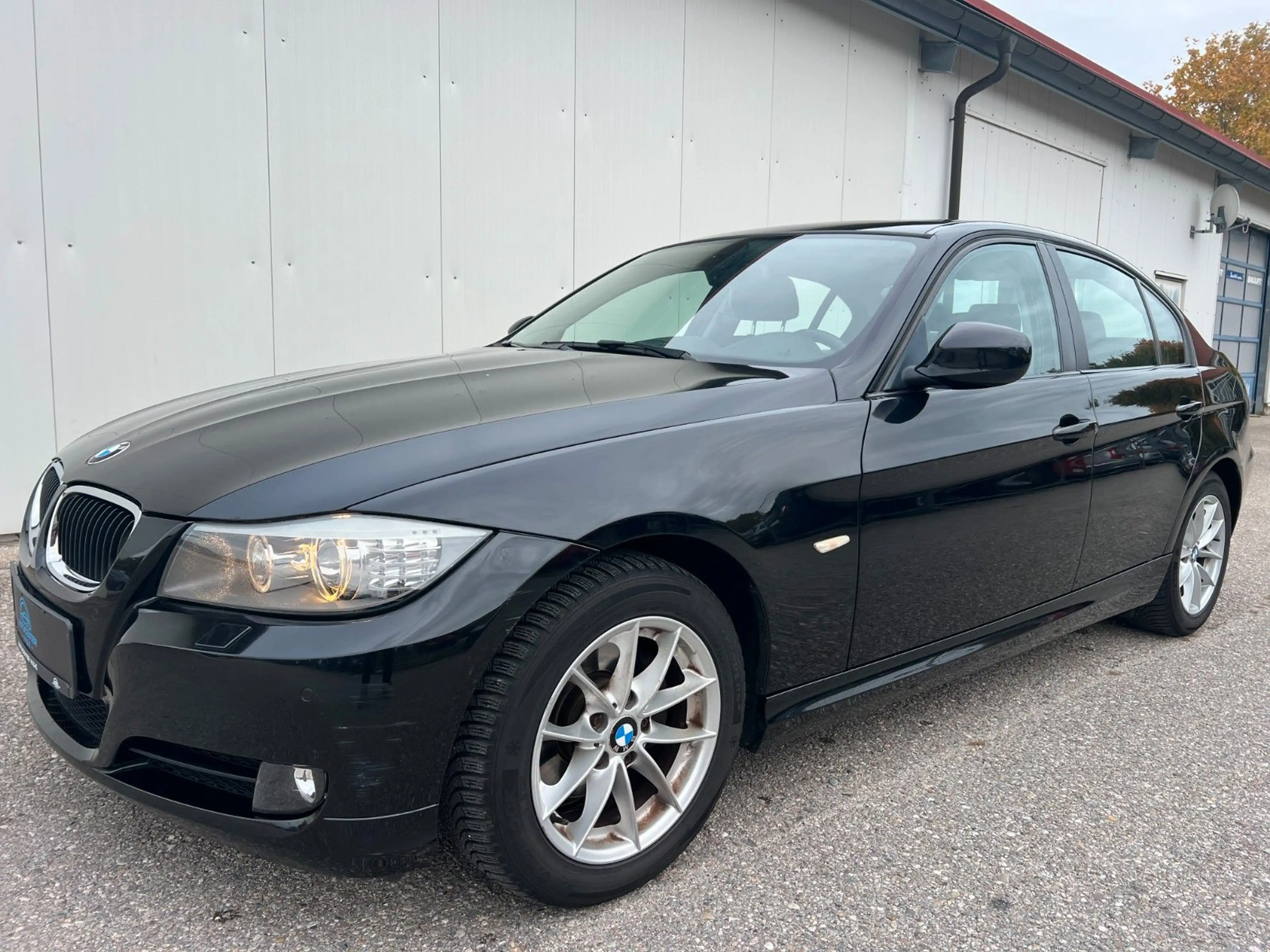 BMW 318 i Lim. Edition Sport Aut. *NAVI*SHZ*PDC*AHK* — photo 4
