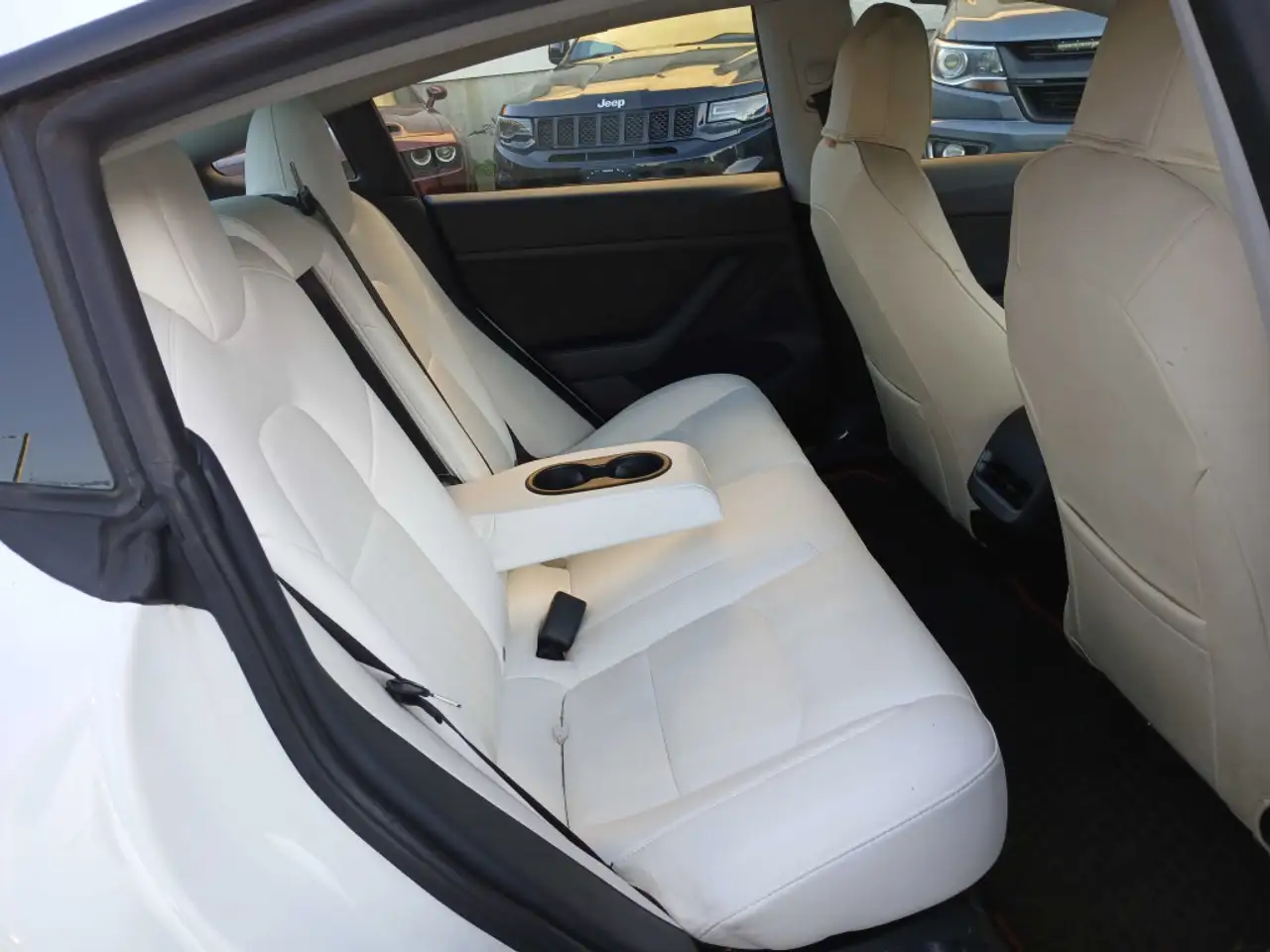 Tesla Model 3 снимка Tesla Model 3