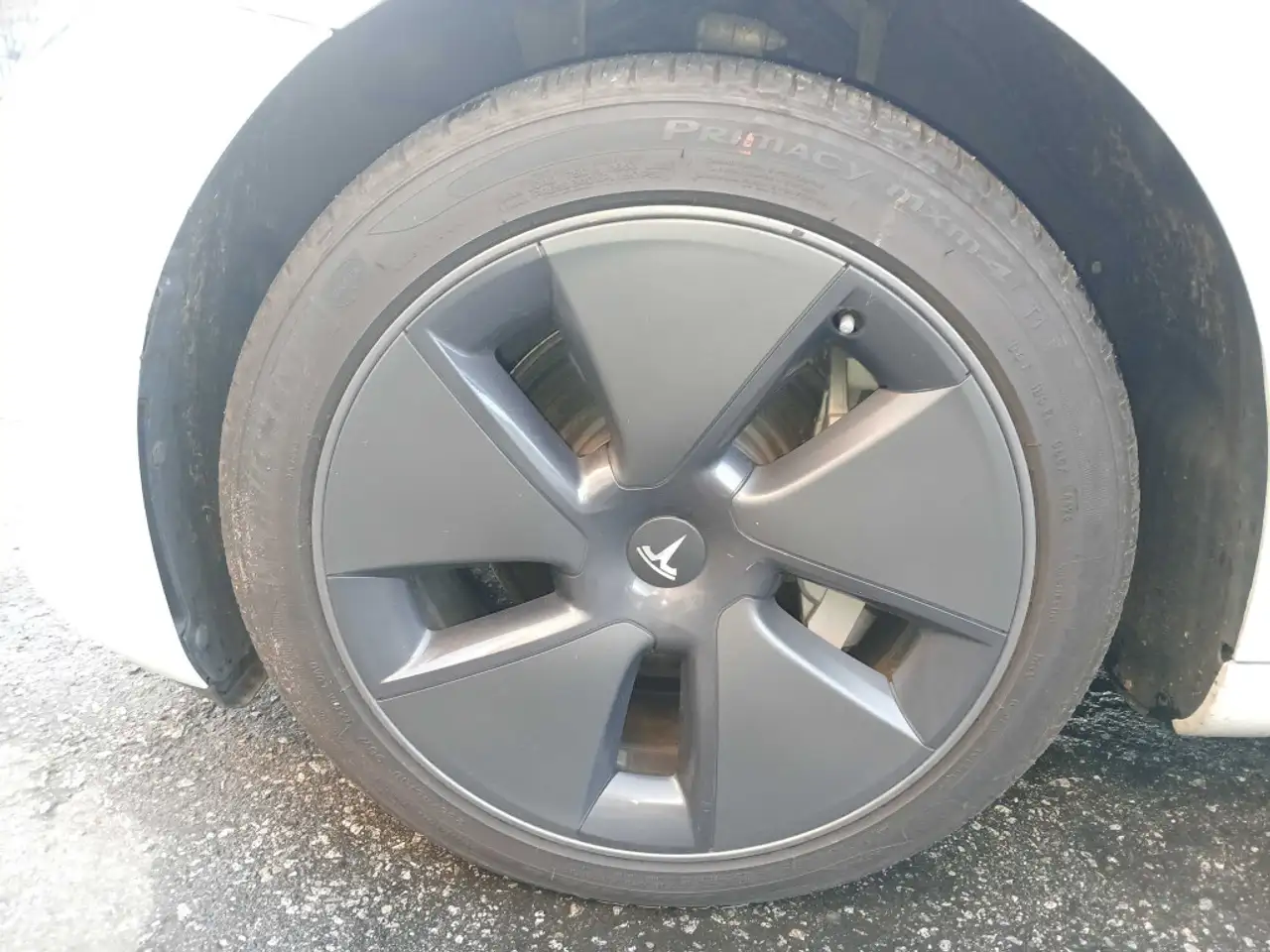 Tesla Model 3 снимка Tesla Model 3