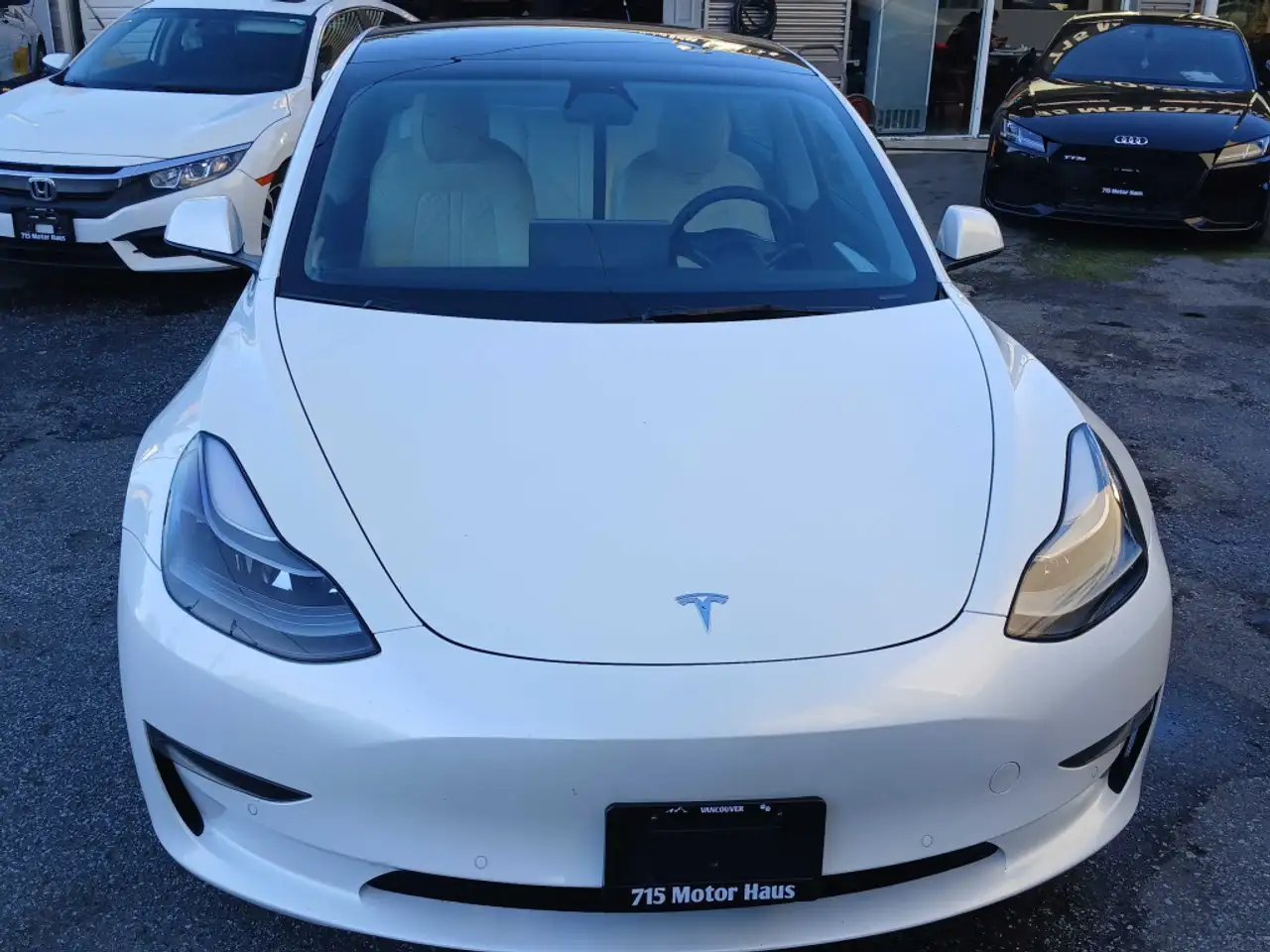 Tesla Model 3 снимка Tesla Model 3