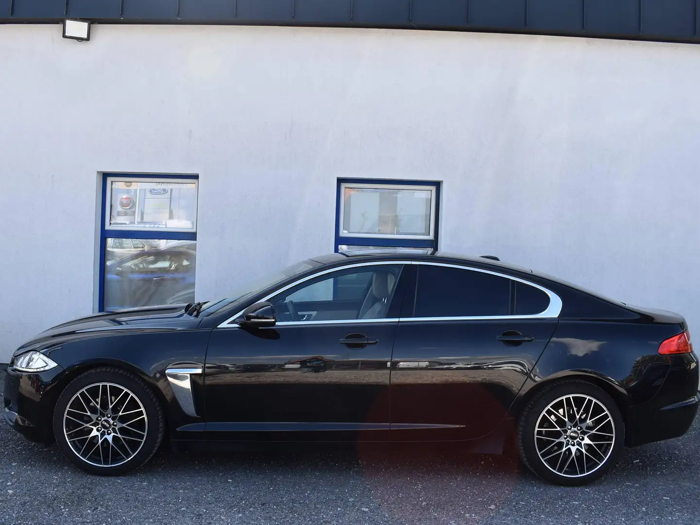 Jaguar XF 2.2 Diesel LUXURY Aut. Schwarz - 2