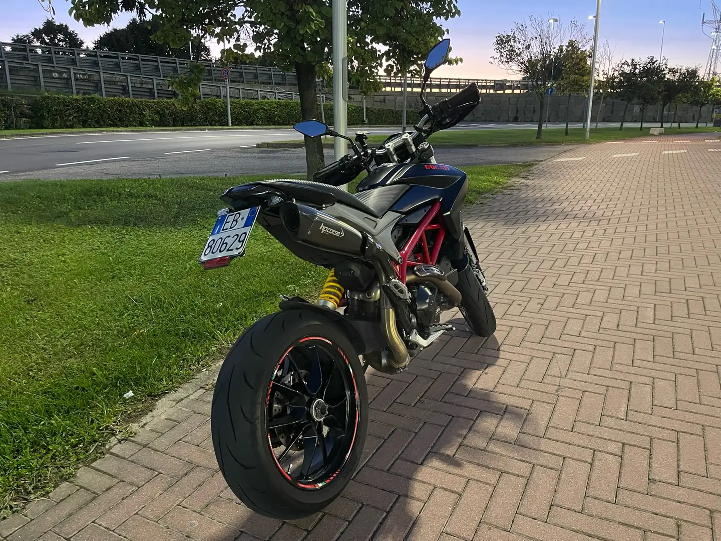 Ducati Hypermotard 821 Schwarz - 2