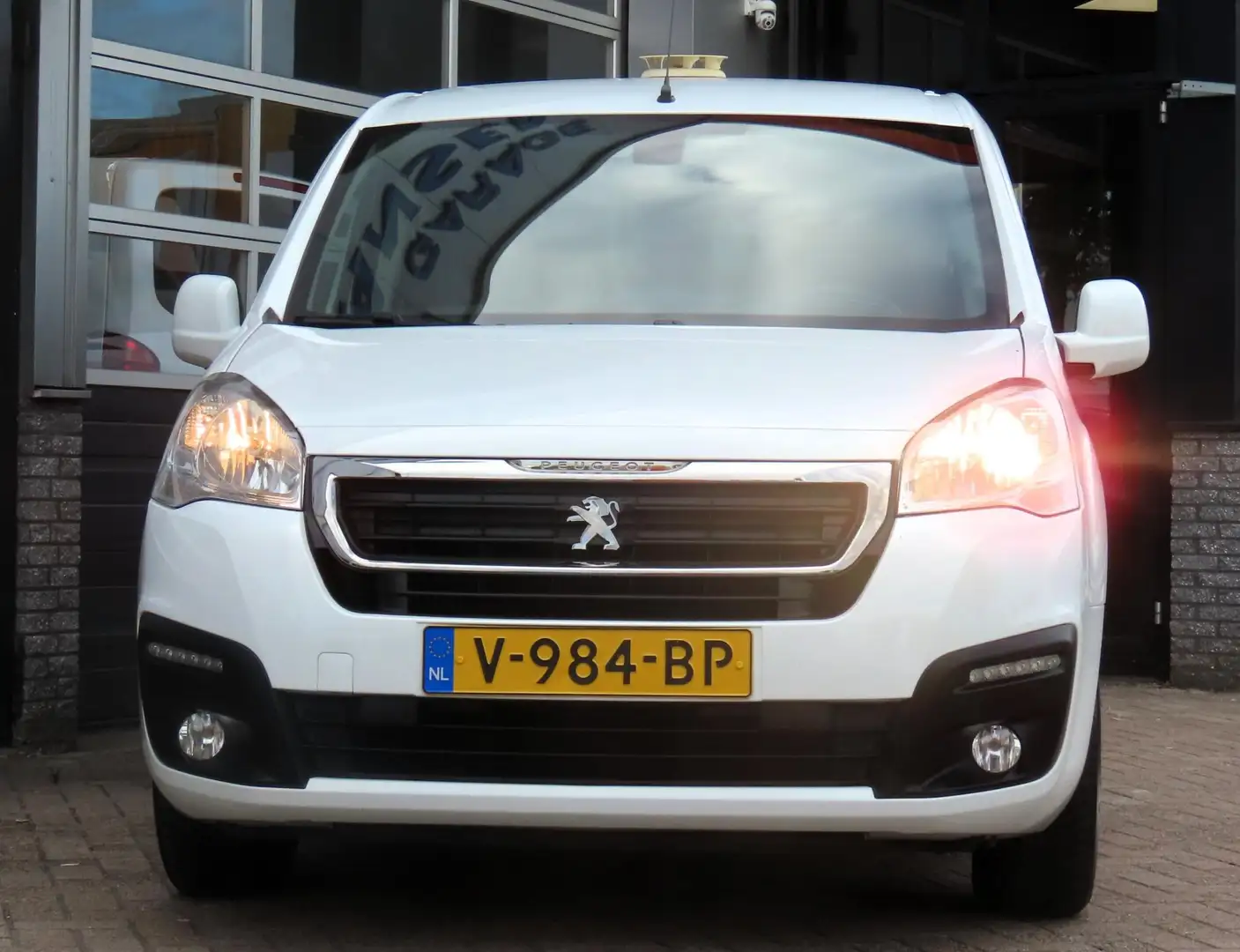 Peugeot Partner 122 1.6 BlueHDi 100 XR S&S maxi l2 Wit - 2