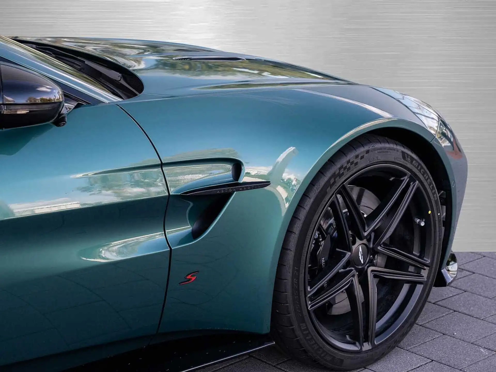 애스턴마틴 밴티지 V8 Coupe 2026 청록 사진 6