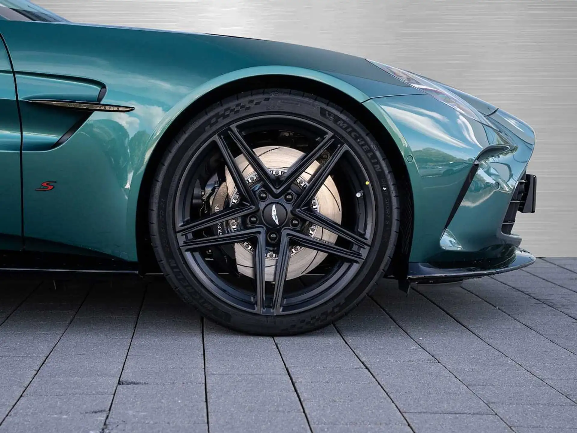 애스턴마틴 밴티지 V8 Coupe 2026 청록 사진 3