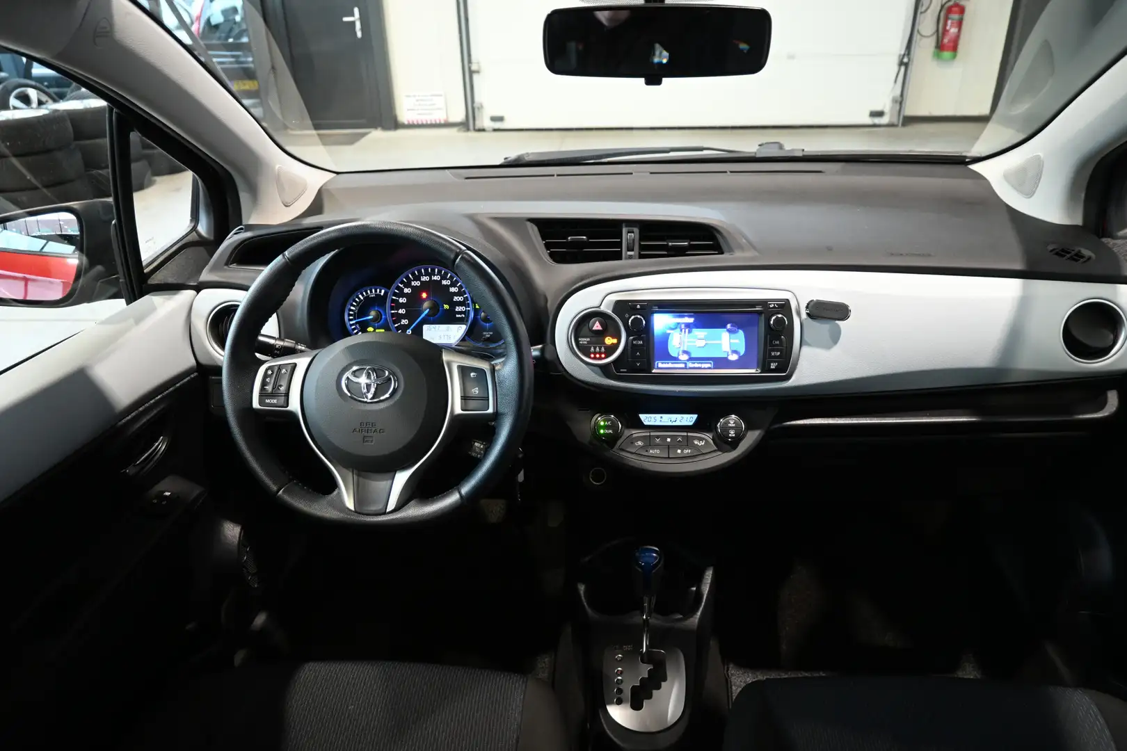 Toyota Yaris 1.5 Full Hybrid Aspiration ECC Cruise control Navi Rood - 2