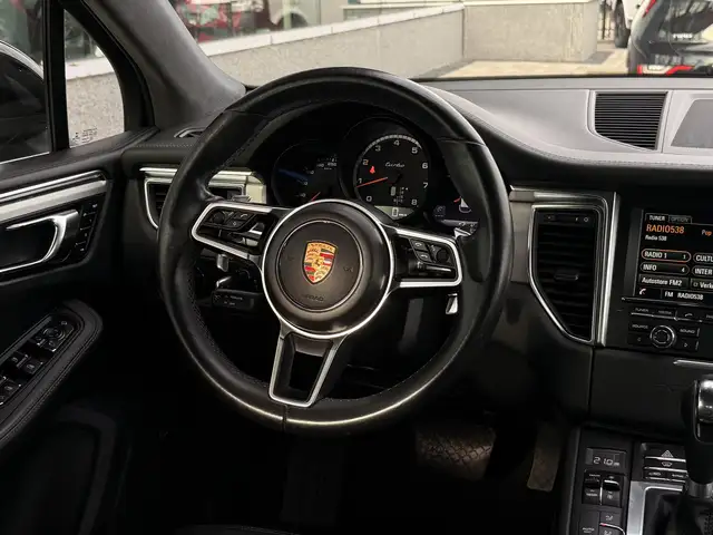 Porsche Macan view 25