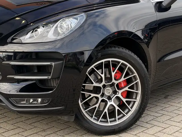 Porsche Macan view 4