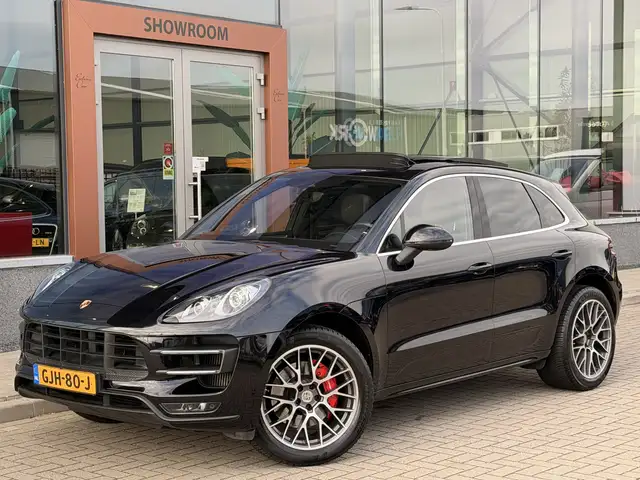 Porsche Macan view 3