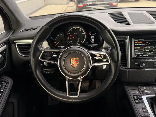 Porsche Macan view 26