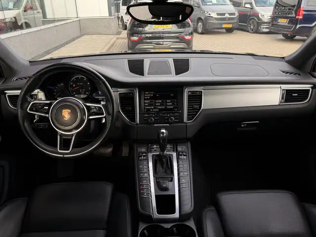 Porsche Macan view 24