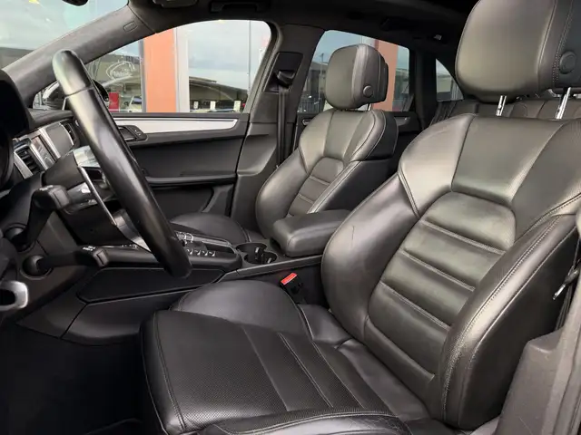 Porsche Macan view 5
