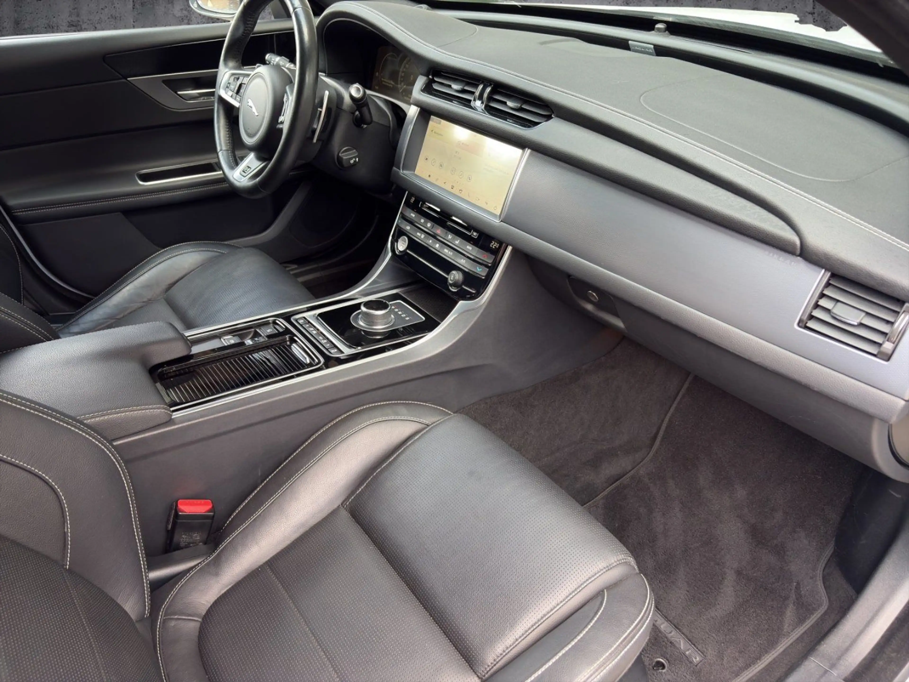 Jaguar XF 20 D Sportbrake Portfolio AWD — photo 12