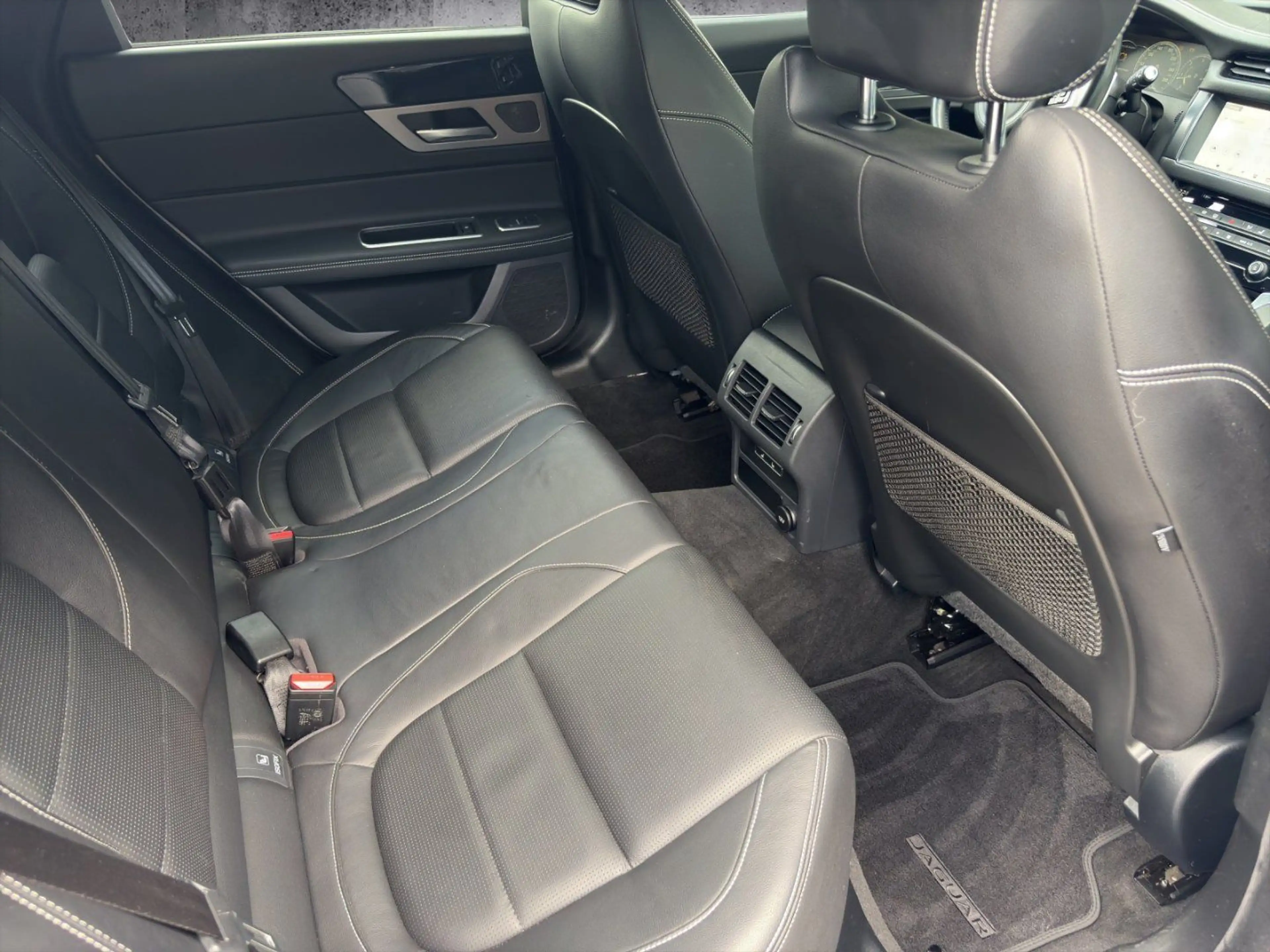Jaguar XF 20 D Sportbrake Portfolio AWD — photo 13