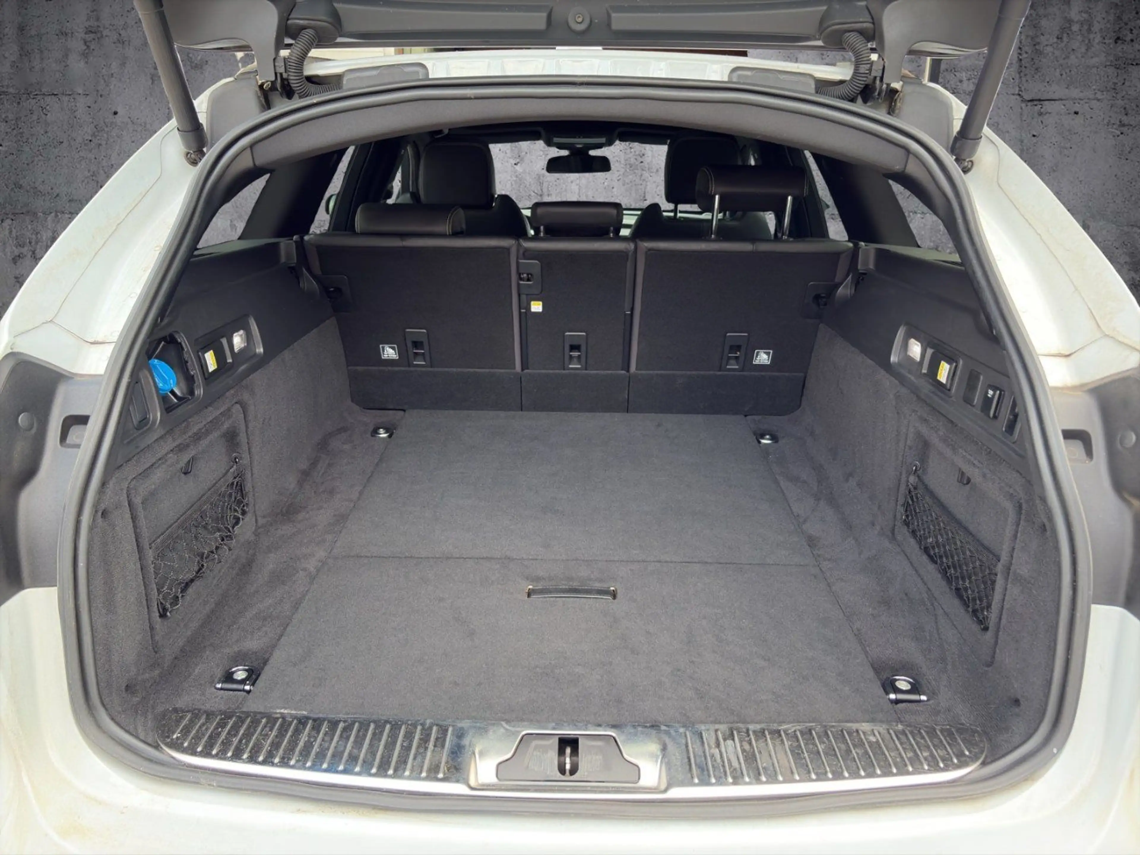 Jaguar XF 20 D Sportbrake Portfolio AWD — photo 15