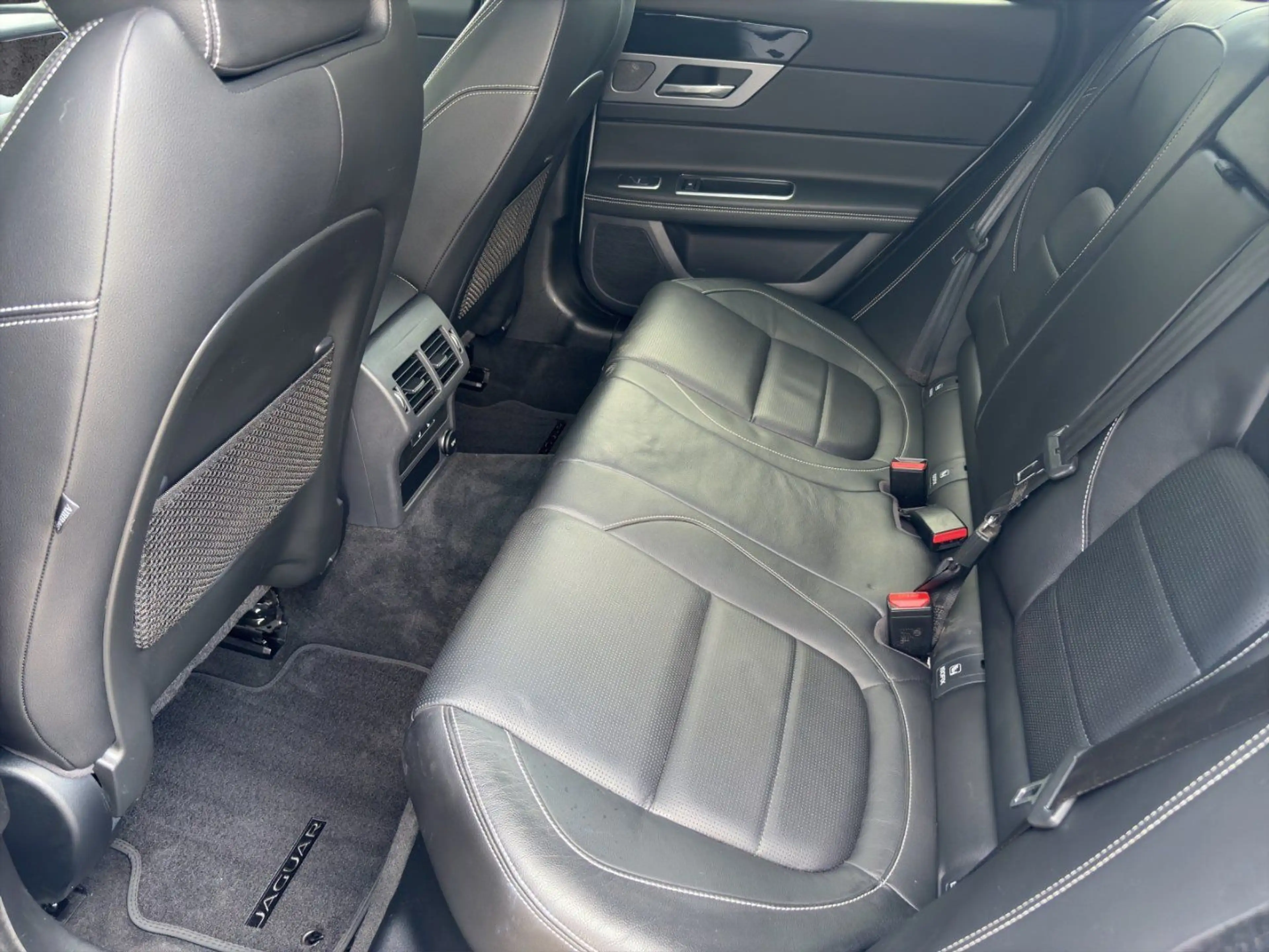 Jaguar XF 20 D Sportbrake Portfolio AWD — photo 10