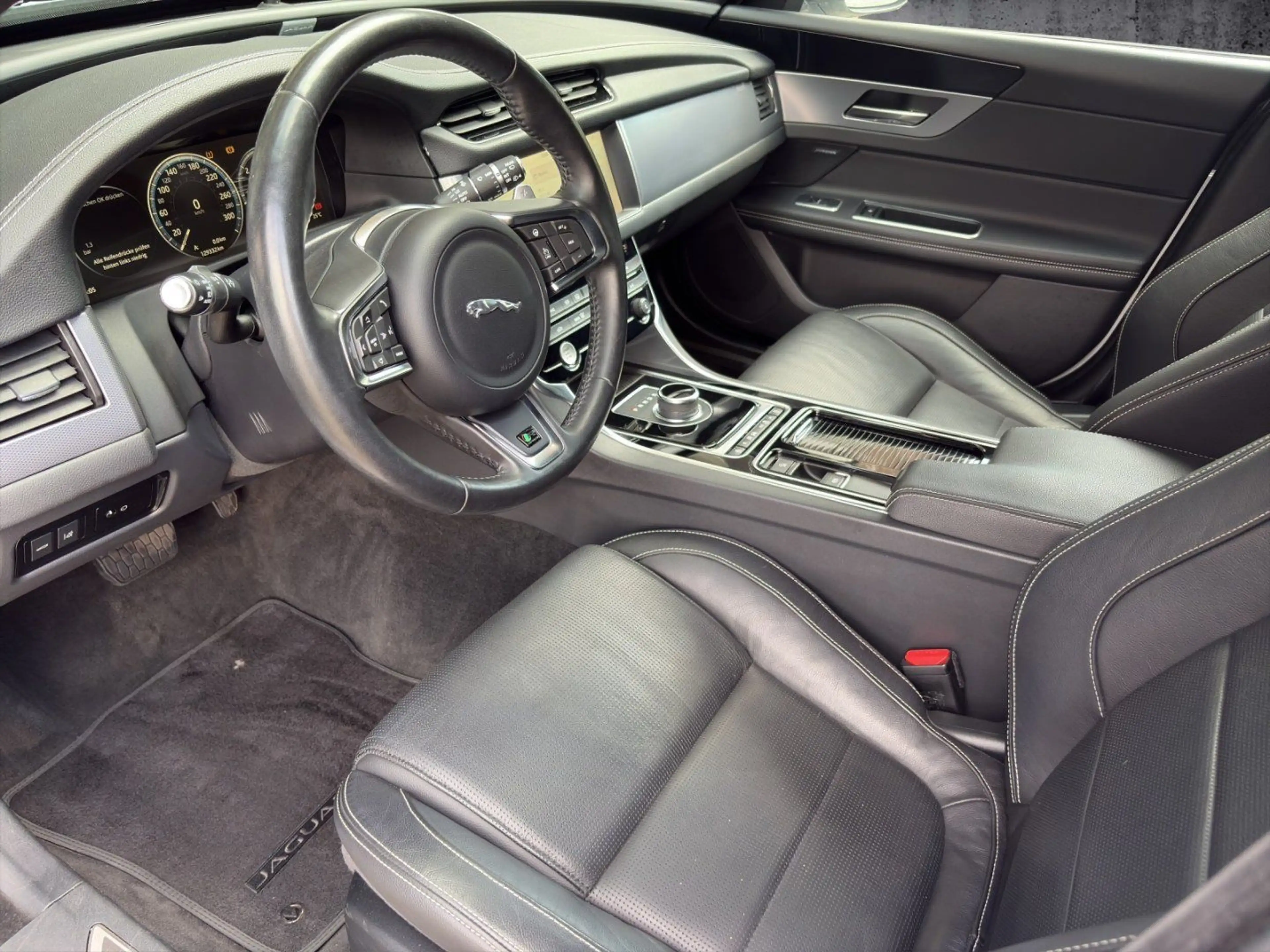 Jaguar XF 20 D Sportbrake Portfolio AWD — photo 9