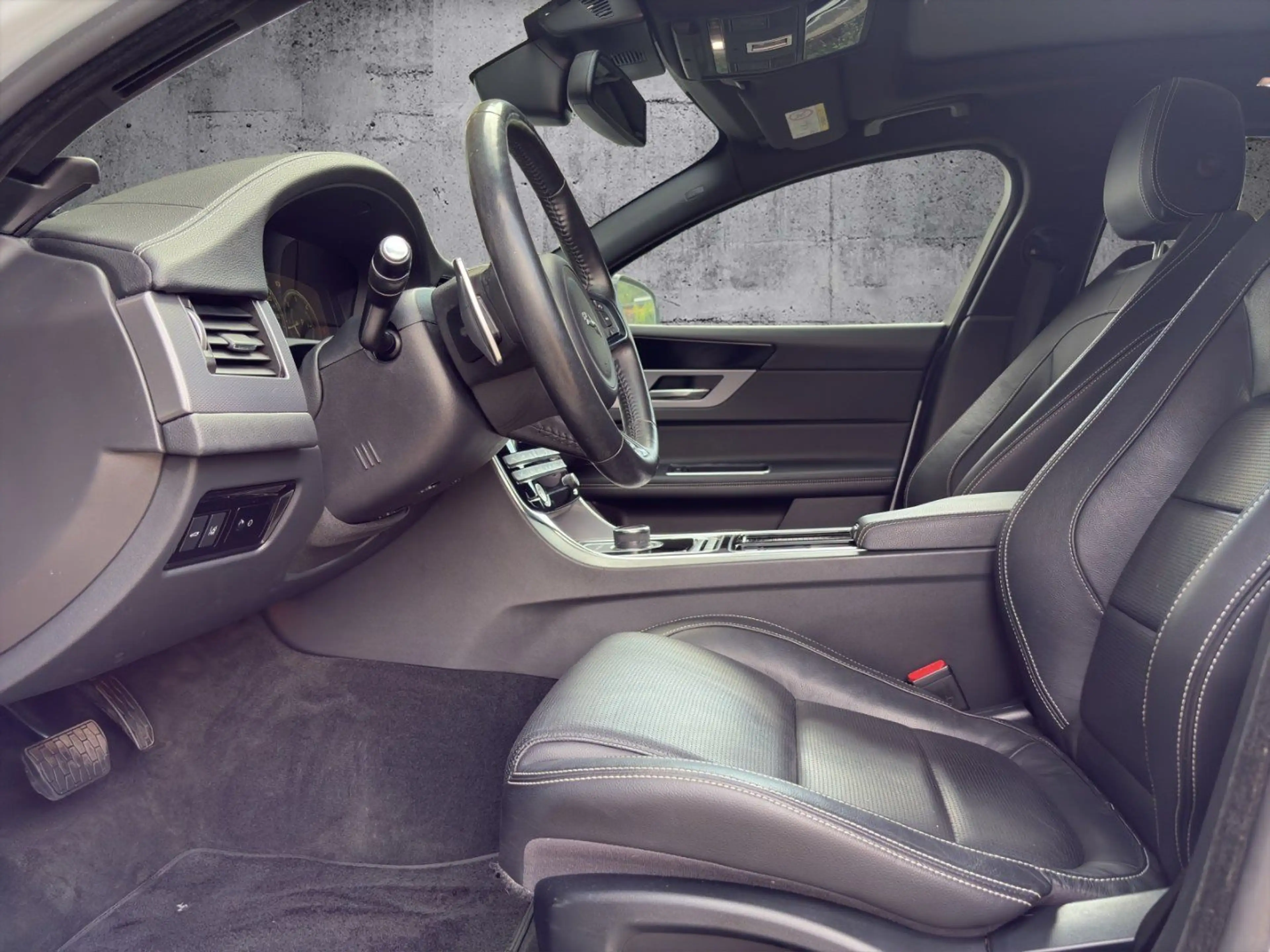 Jaguar XF 20 D Sportbrake Portfolio AWD — photo 8