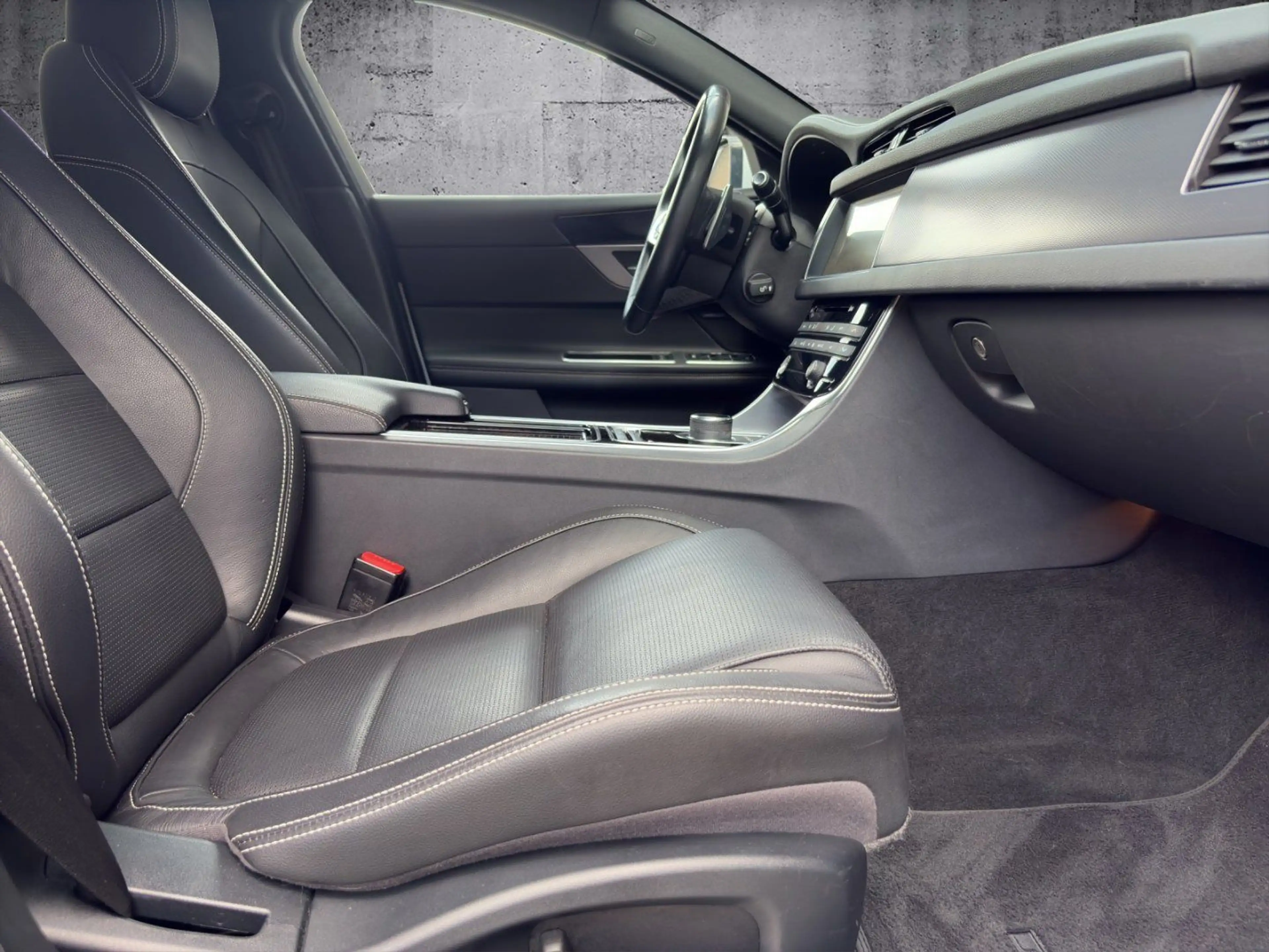 Jaguar XF 20 D Sportbrake Portfolio AWD — photo 11