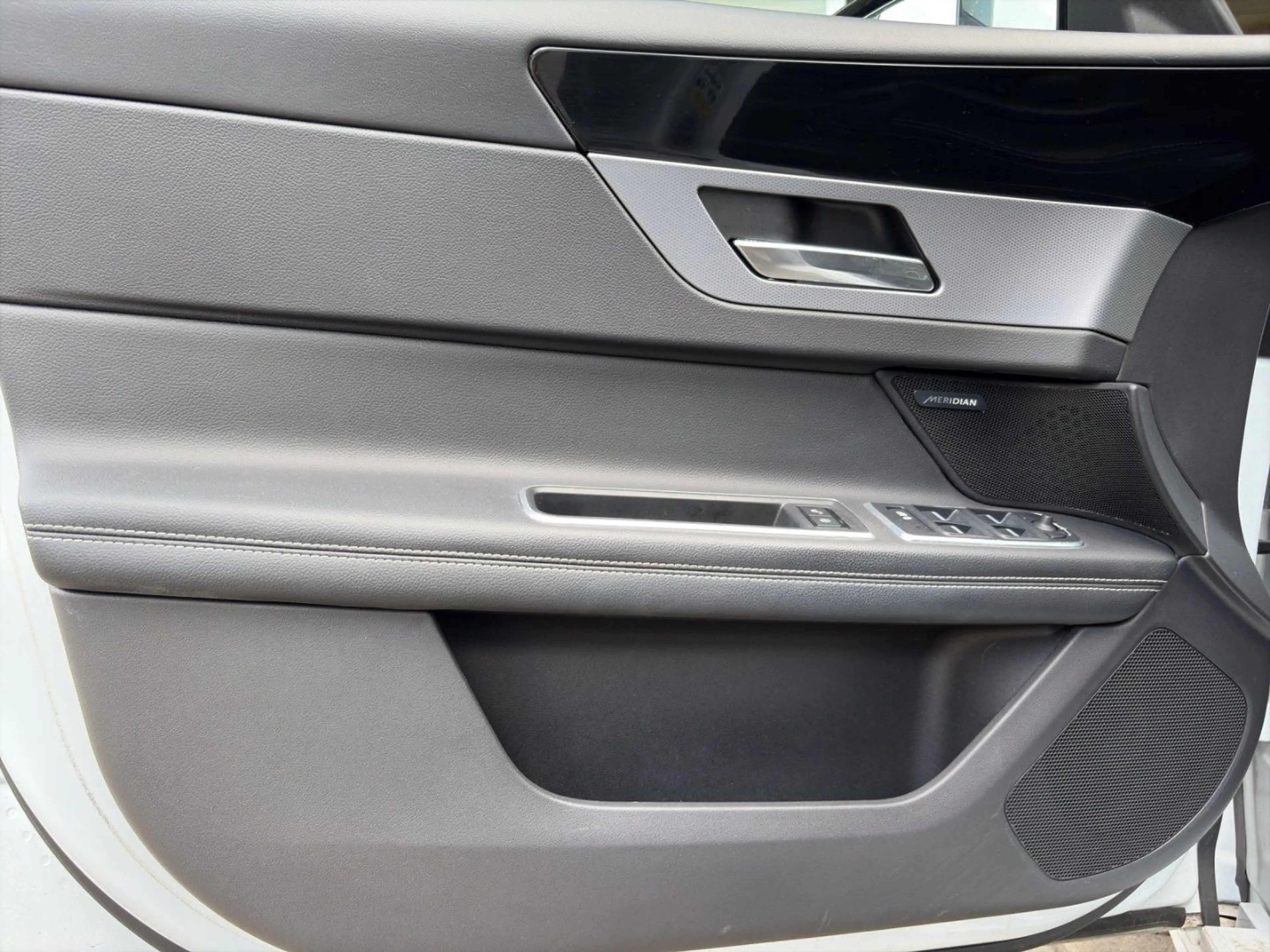 Jaguar XF 20 D Sportbrake Portfolio AWD — photo 14