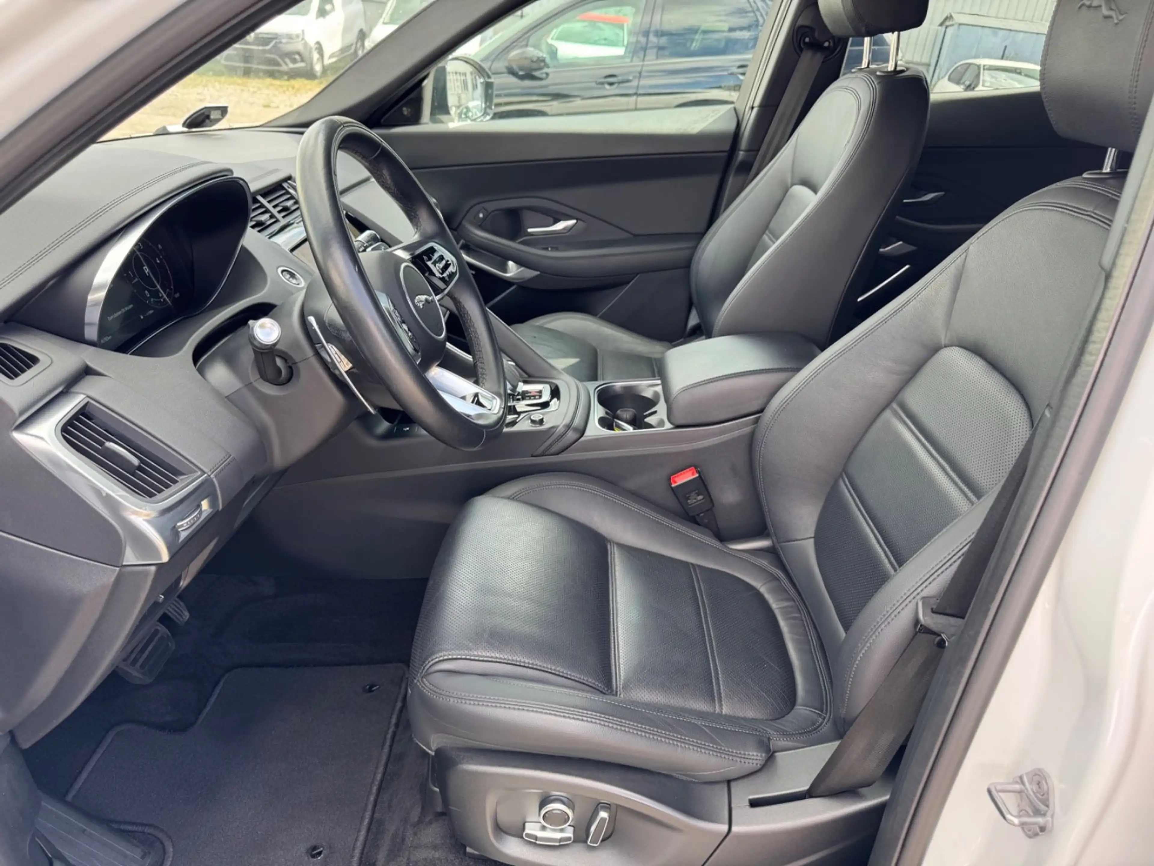 Jaguar E-Pace D165 AWD 360° Kamera Leder Navi — photo 10