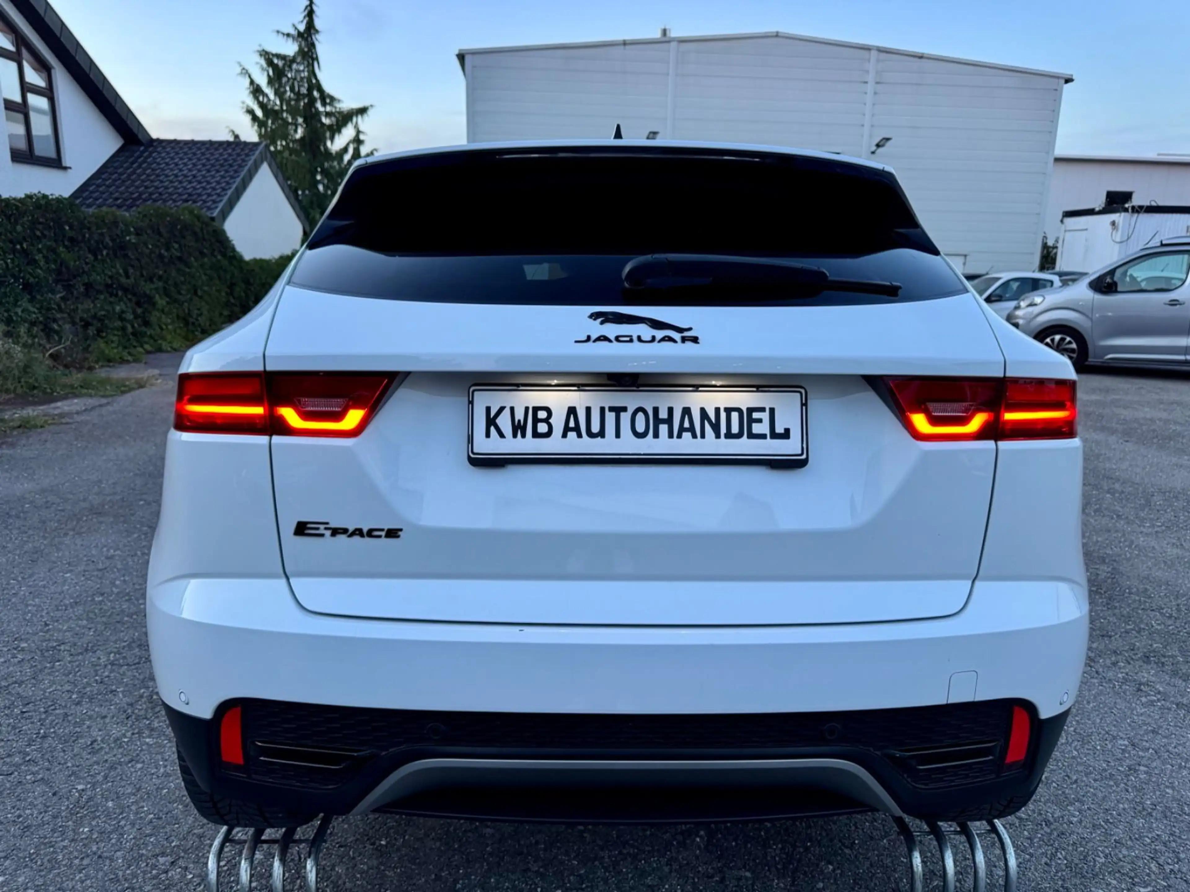 Jaguar E-Pace D165 AWD 360° Kamera Leder Navi — photo 4