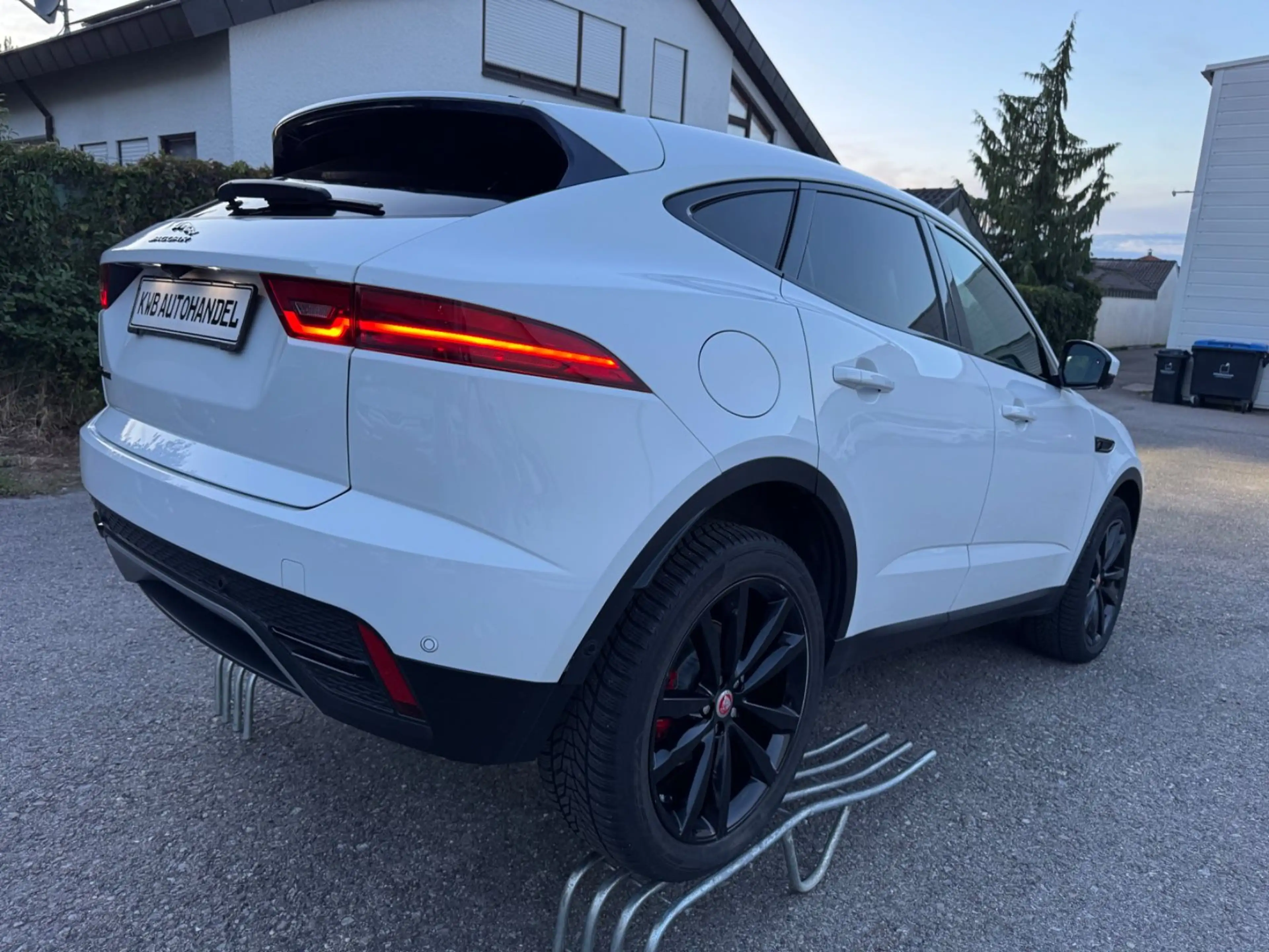Jaguar E-Pace D165 AWD 360° Kamera Leder Navi — photo 5