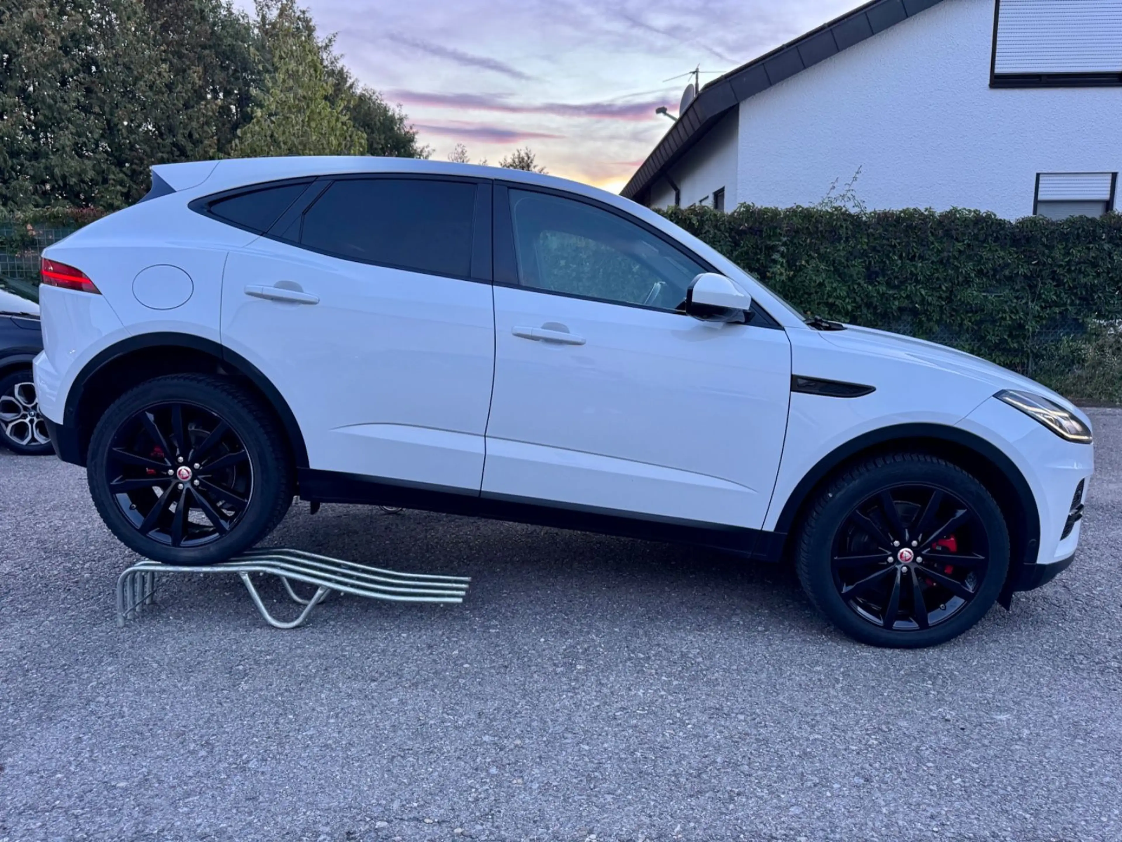 Jaguar E-Pace D165 AWD 360° Kamera Leder Navi — photo 6