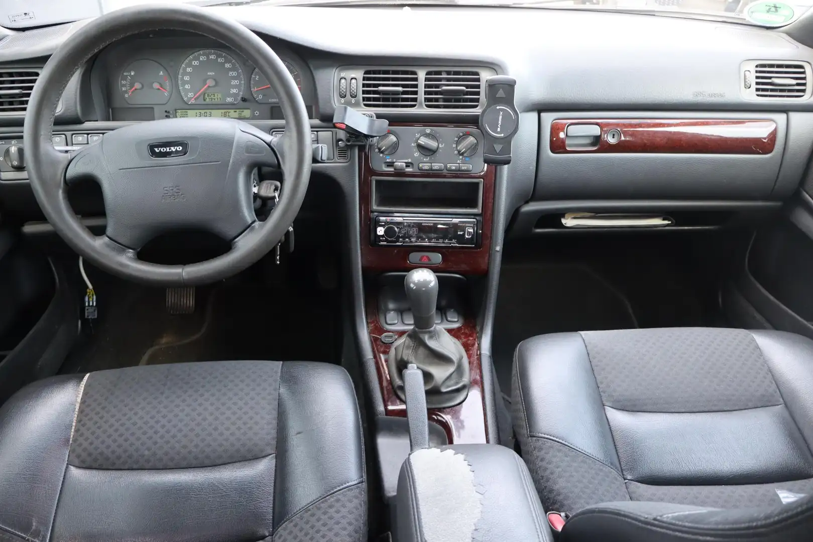 Volvo V70 2.4 Europa Airco, Cruise control, Trekhaak, Radio Grijs - 2